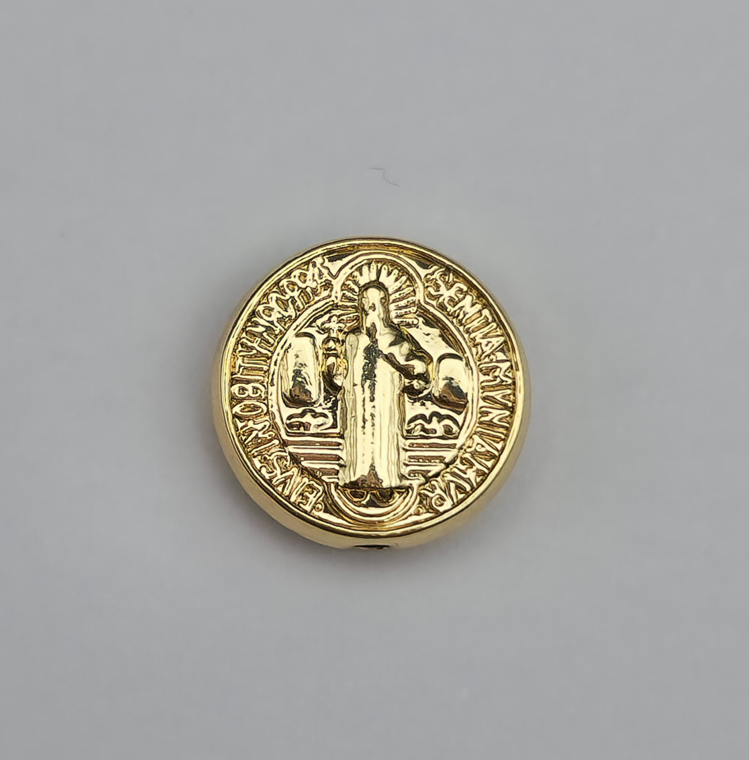 ORO BAÑO 18K PASADOR SAN BENITO
