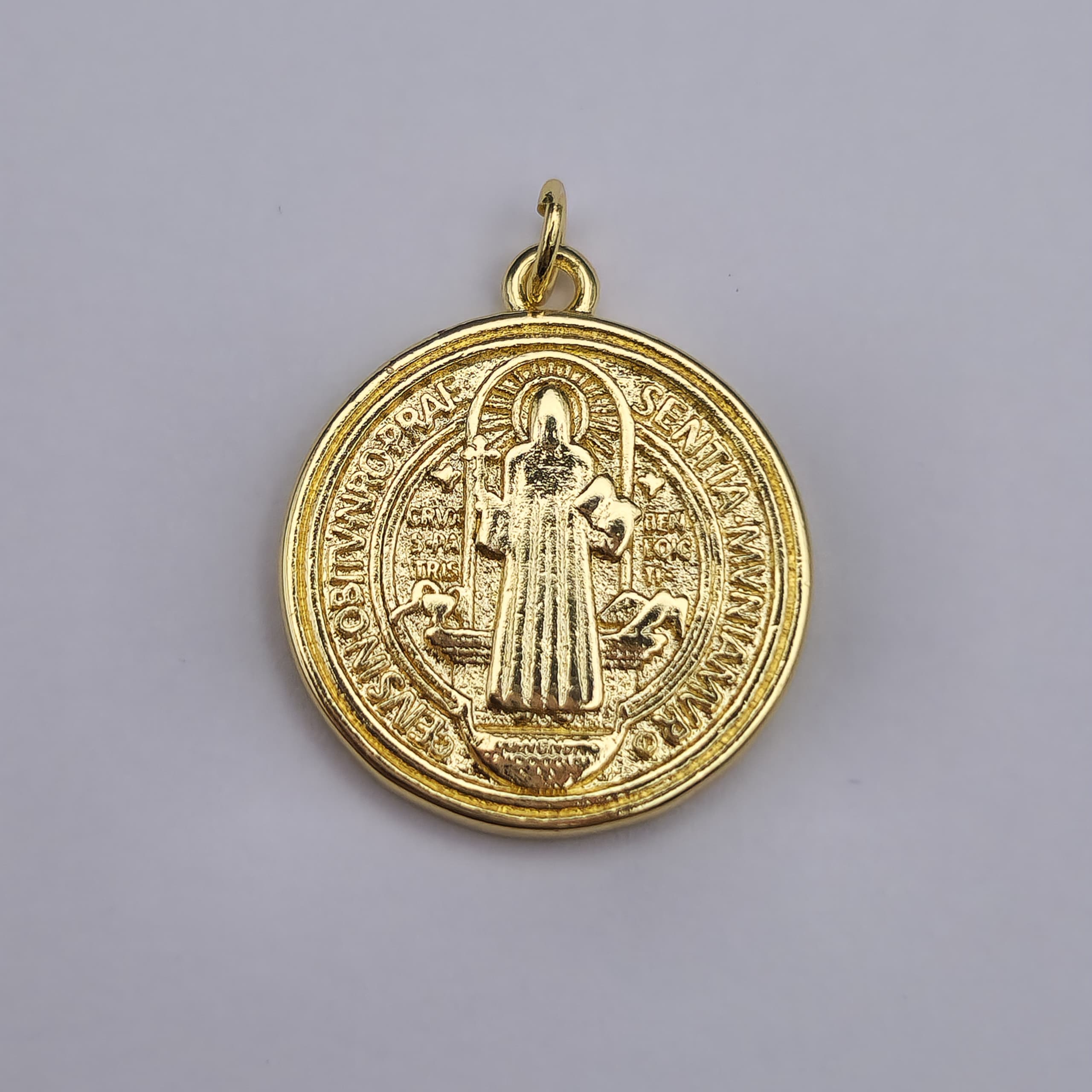 ORO BAñO 18K DIJE SAN BENITO