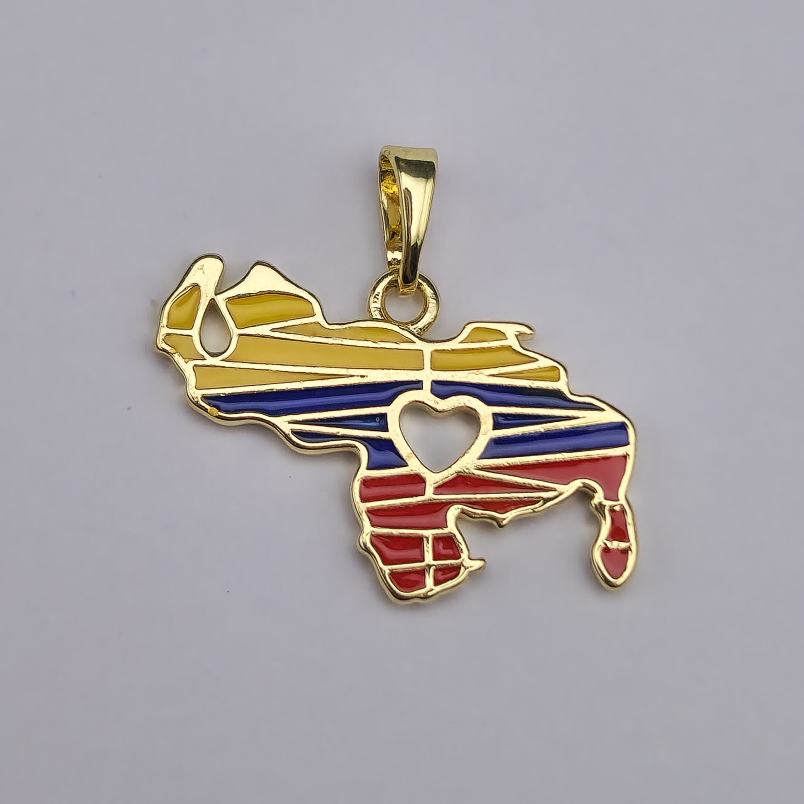 ORO BAÑO 18K DIJE MAPA DE VENEZUELA TRICOLOR CON CORAZON