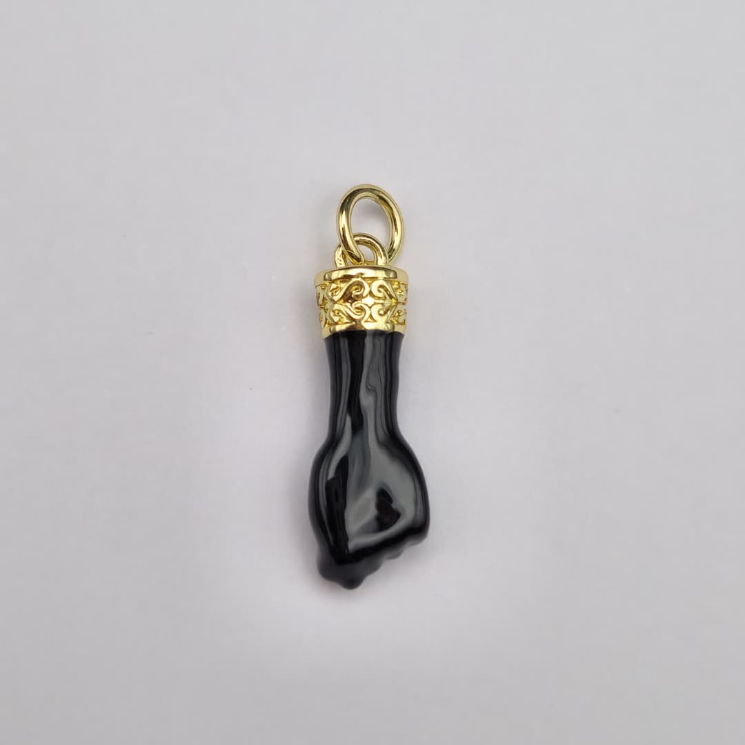 ORO CHINO DIJE DE PUÑITO NEGRO