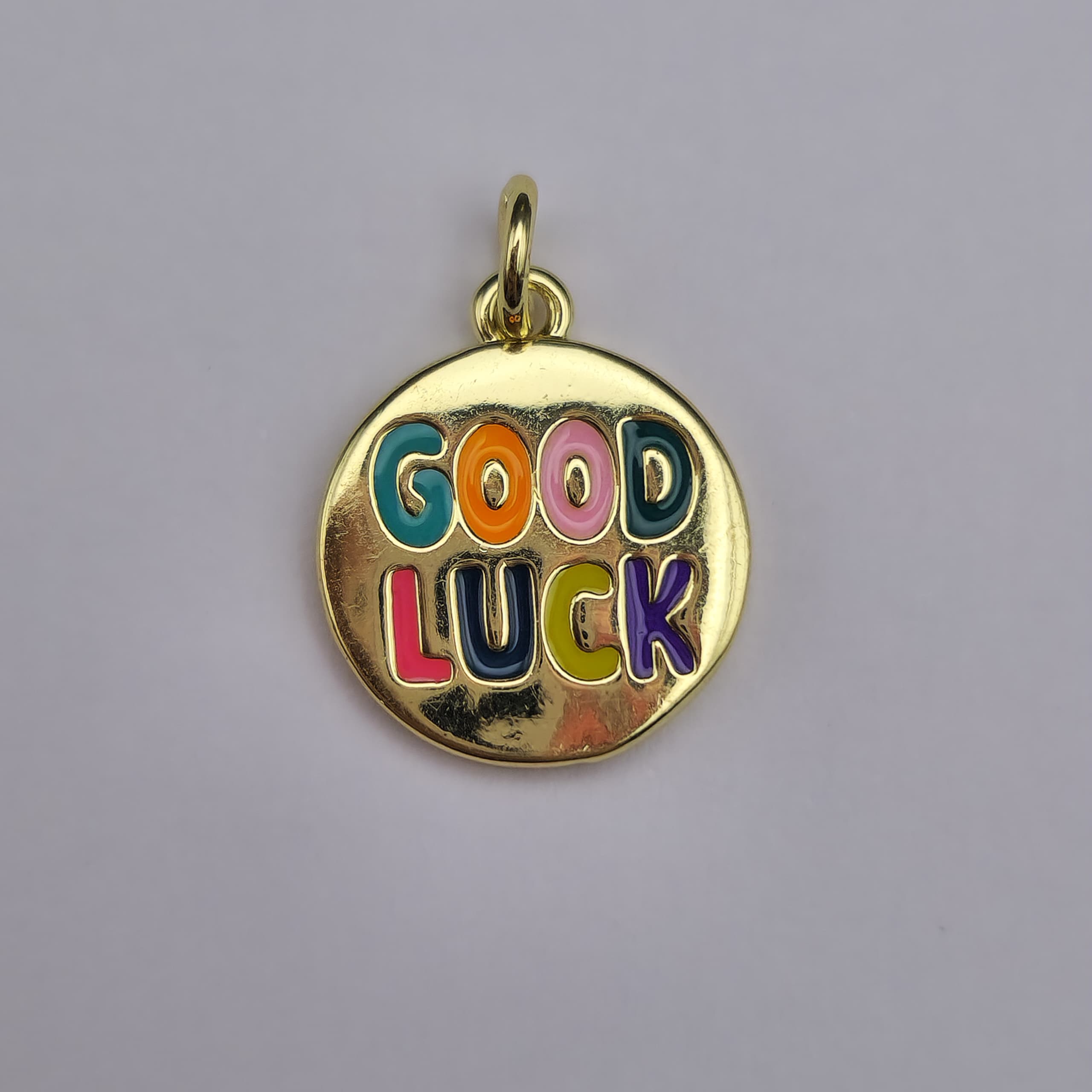 ORO BAñO 18K DIJE GOOD LUCK COLORES