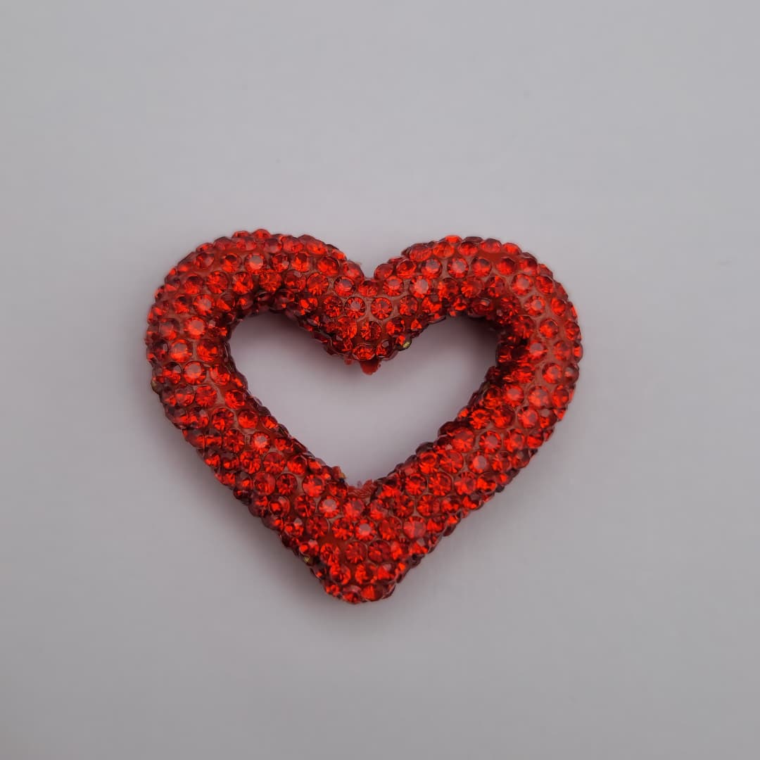 CORAZON HUECO CON CRISTALES ROJO