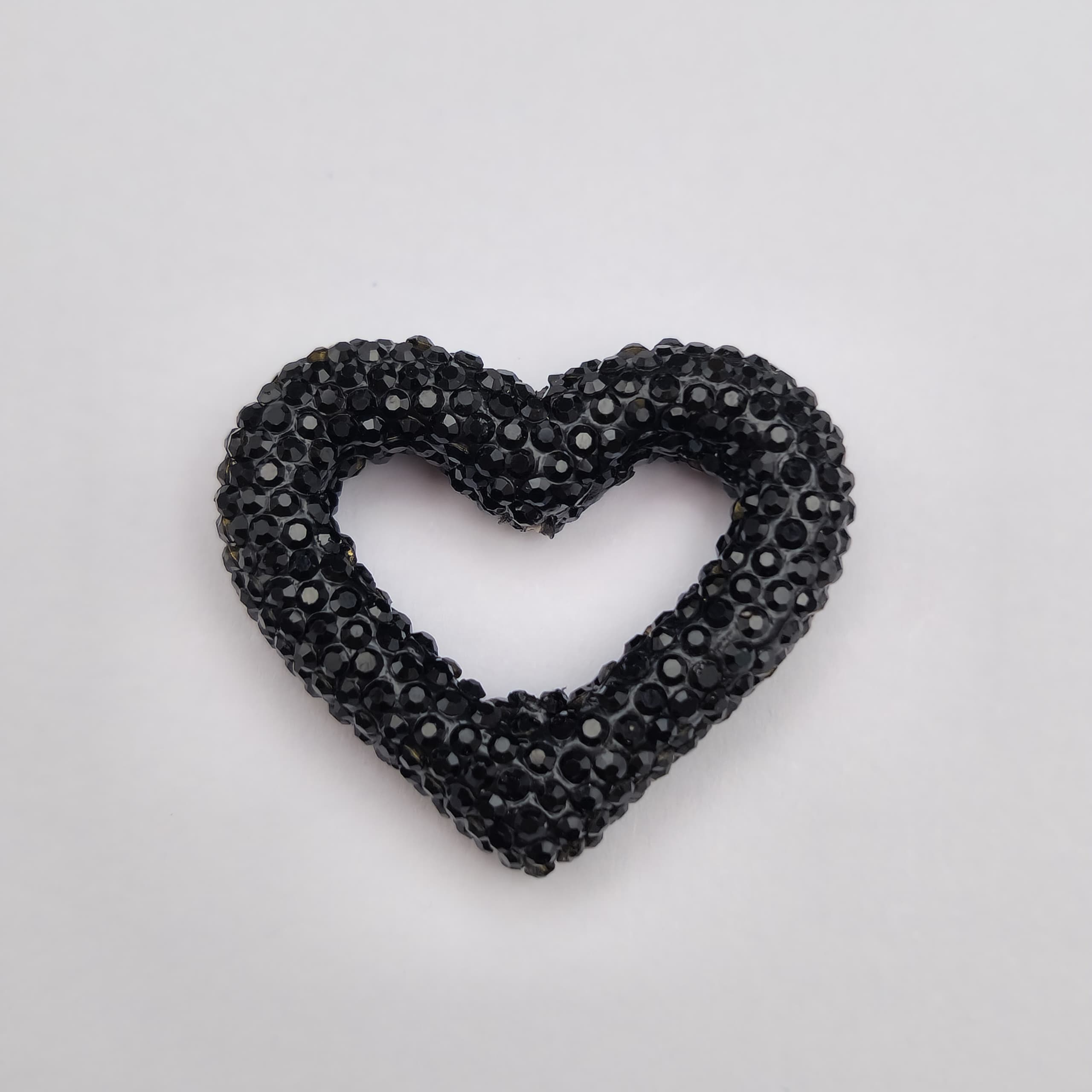 CORAZON HUECO CON CRISTALES NEGRO