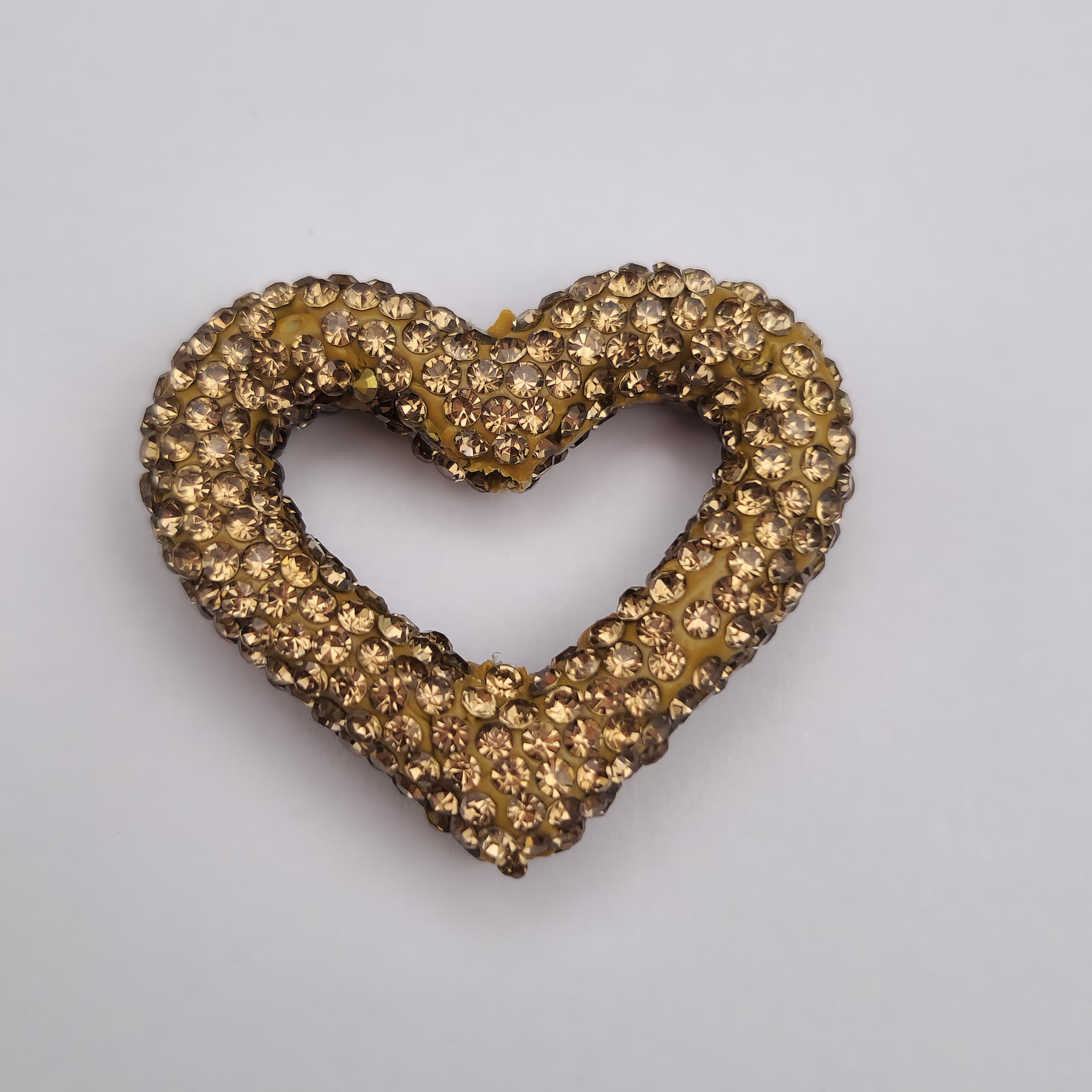 CORAZON HUECO CON CRISTALES DORADO