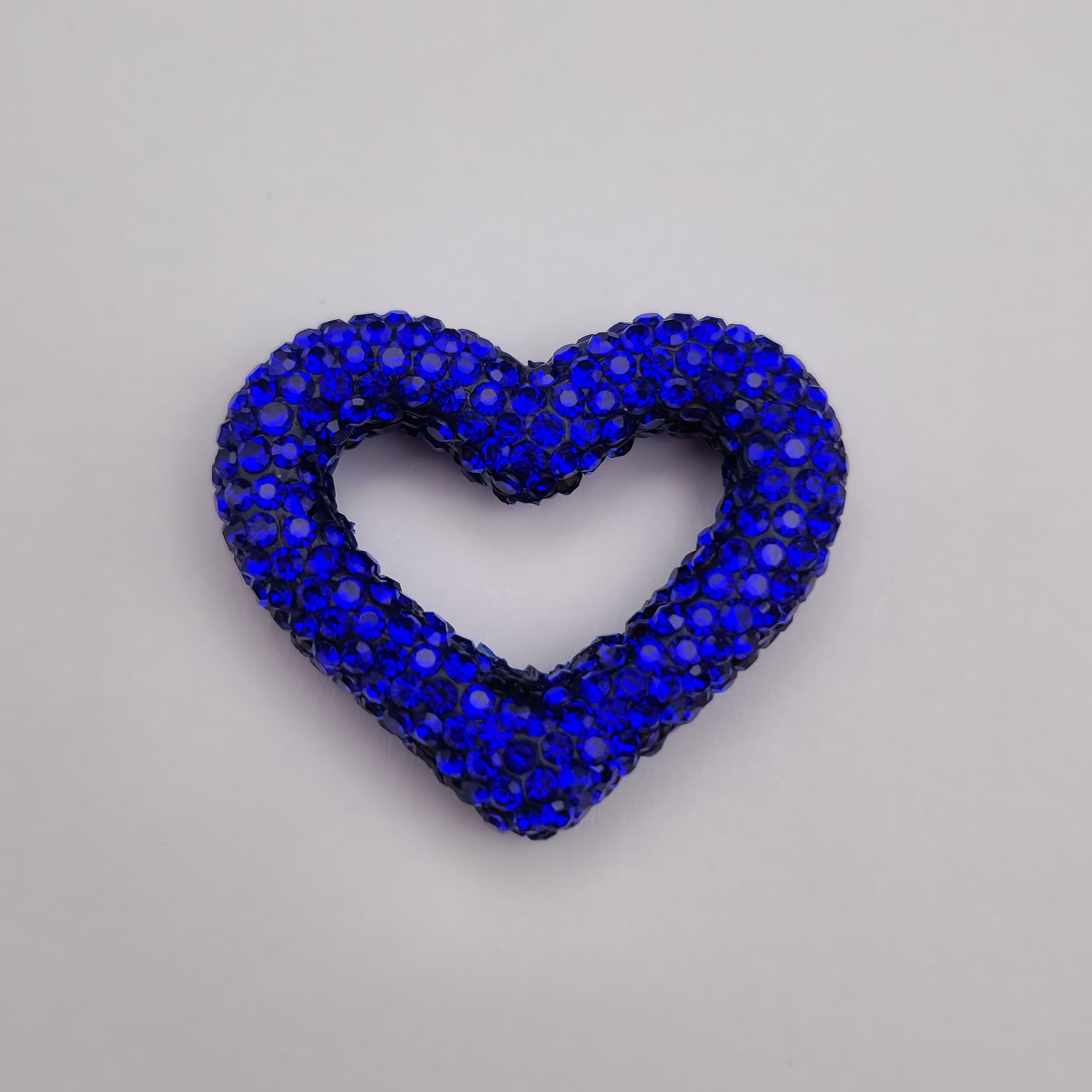 CORAZON HUECO CON CRISTALES AZUL REY