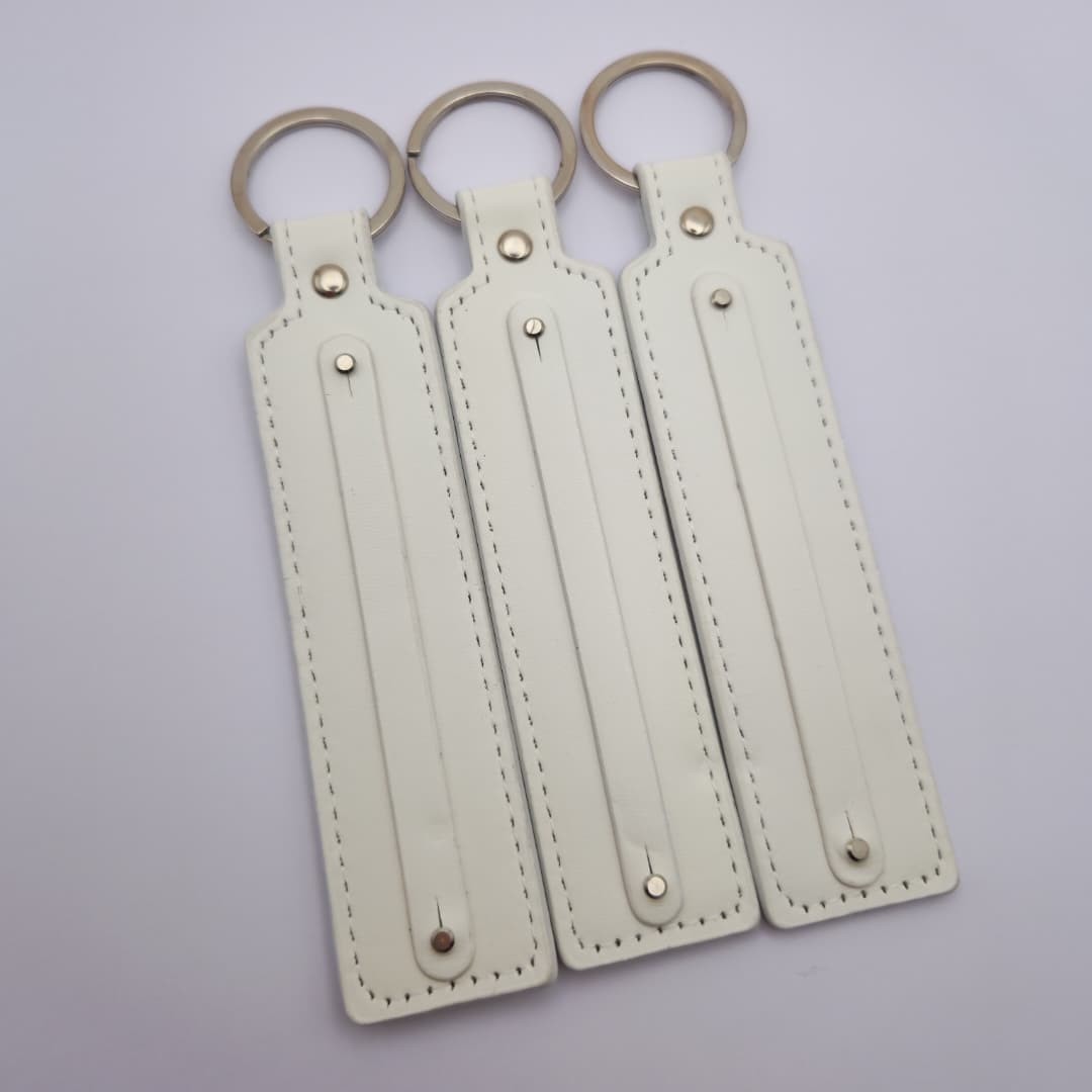 LLAVERO DE CUERINA BLANCO