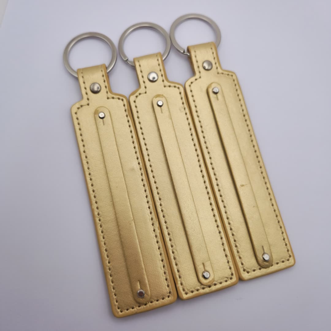 LLAVERO DE CUERINA DORADO