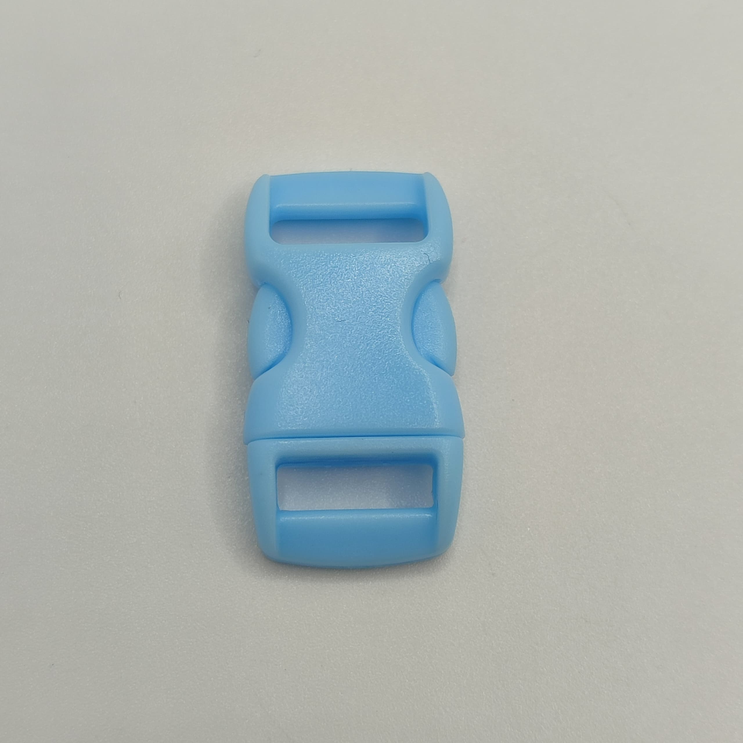 BROCHE SENCILLO AZUL CLARO DE PARACORD