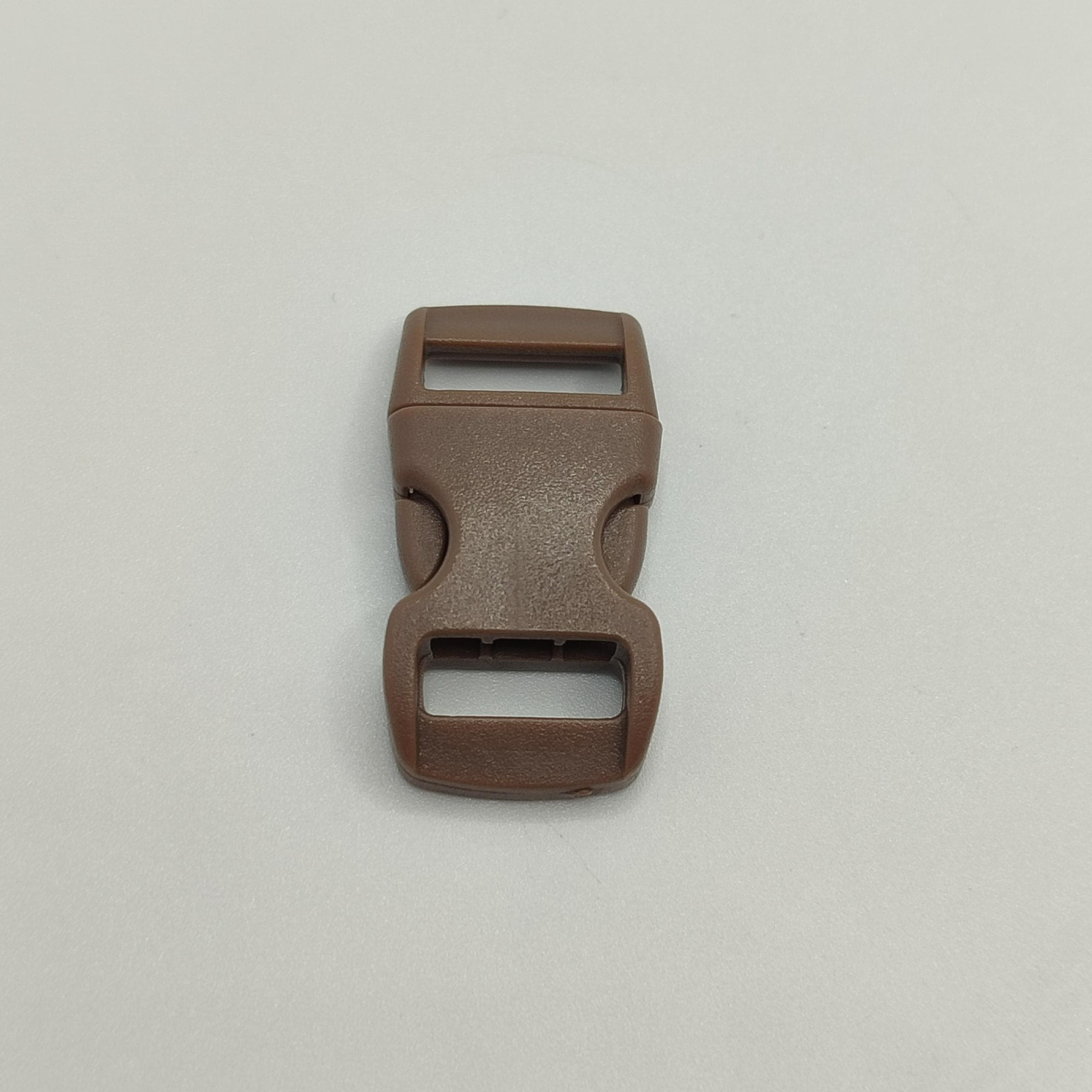 BROCHE SENCILLO MARRON OSCURO DE PARAC