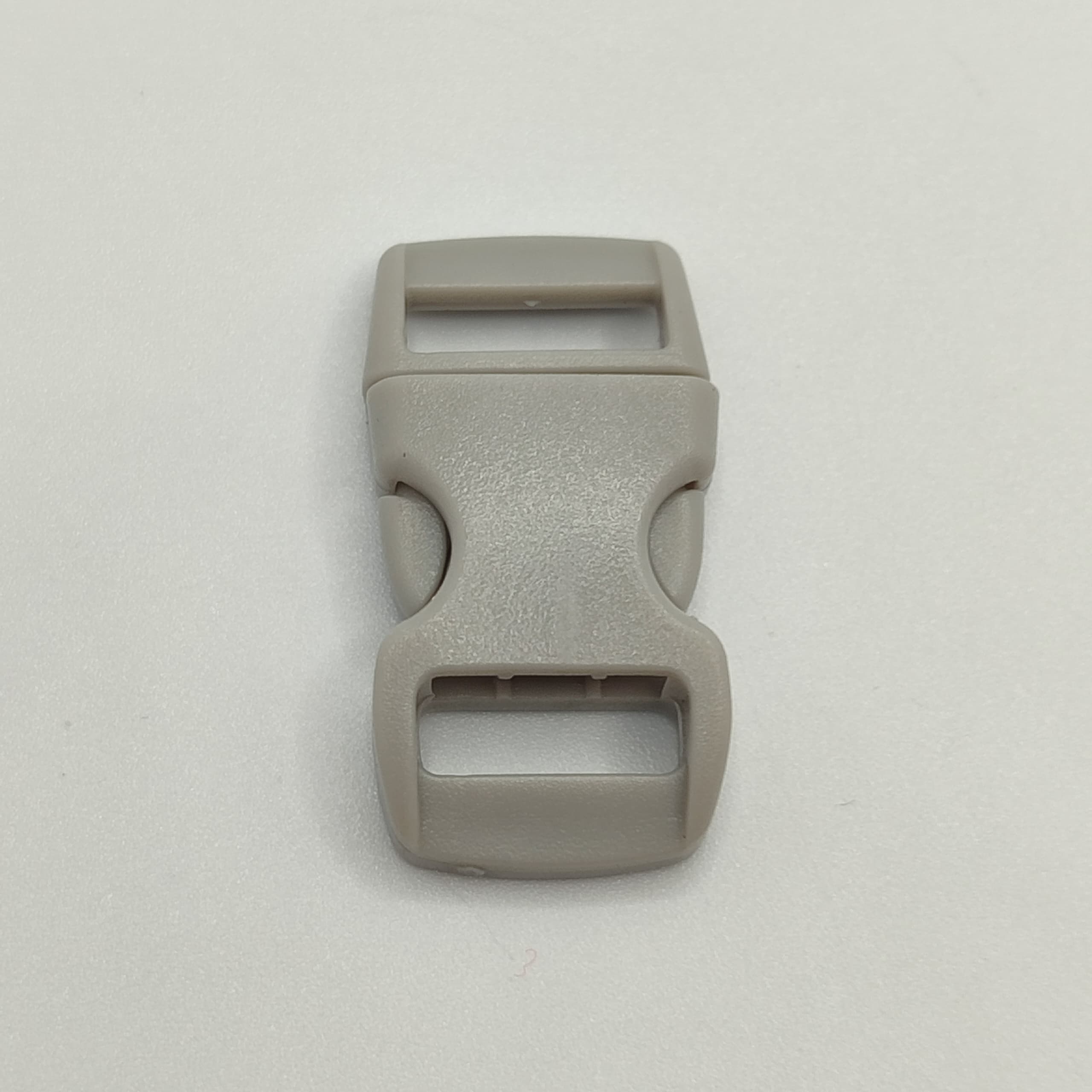 BROCHE SENCILLO GRIS CLARO DE PARACORD