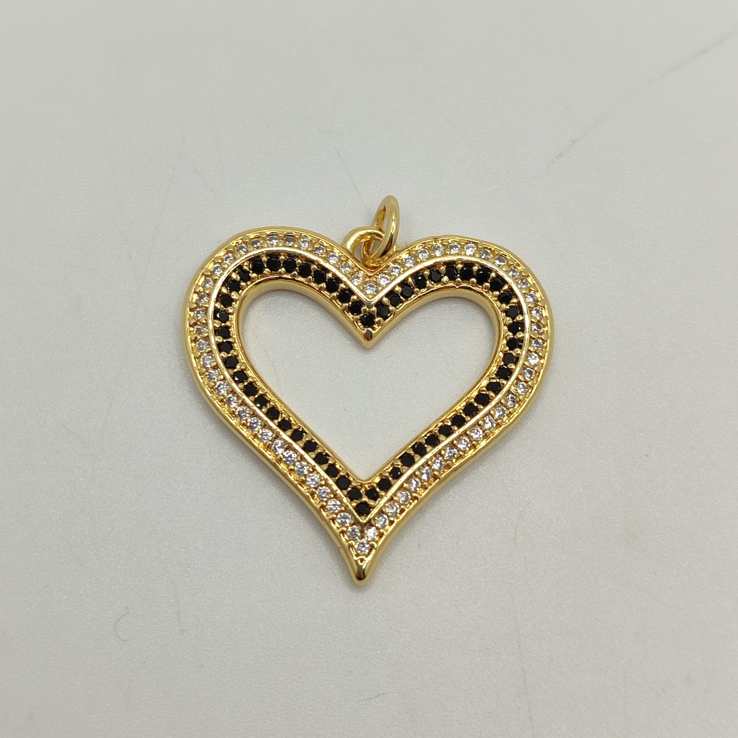 CIRCON DIJE CORAZON HUECO NEGRO Y TRANS