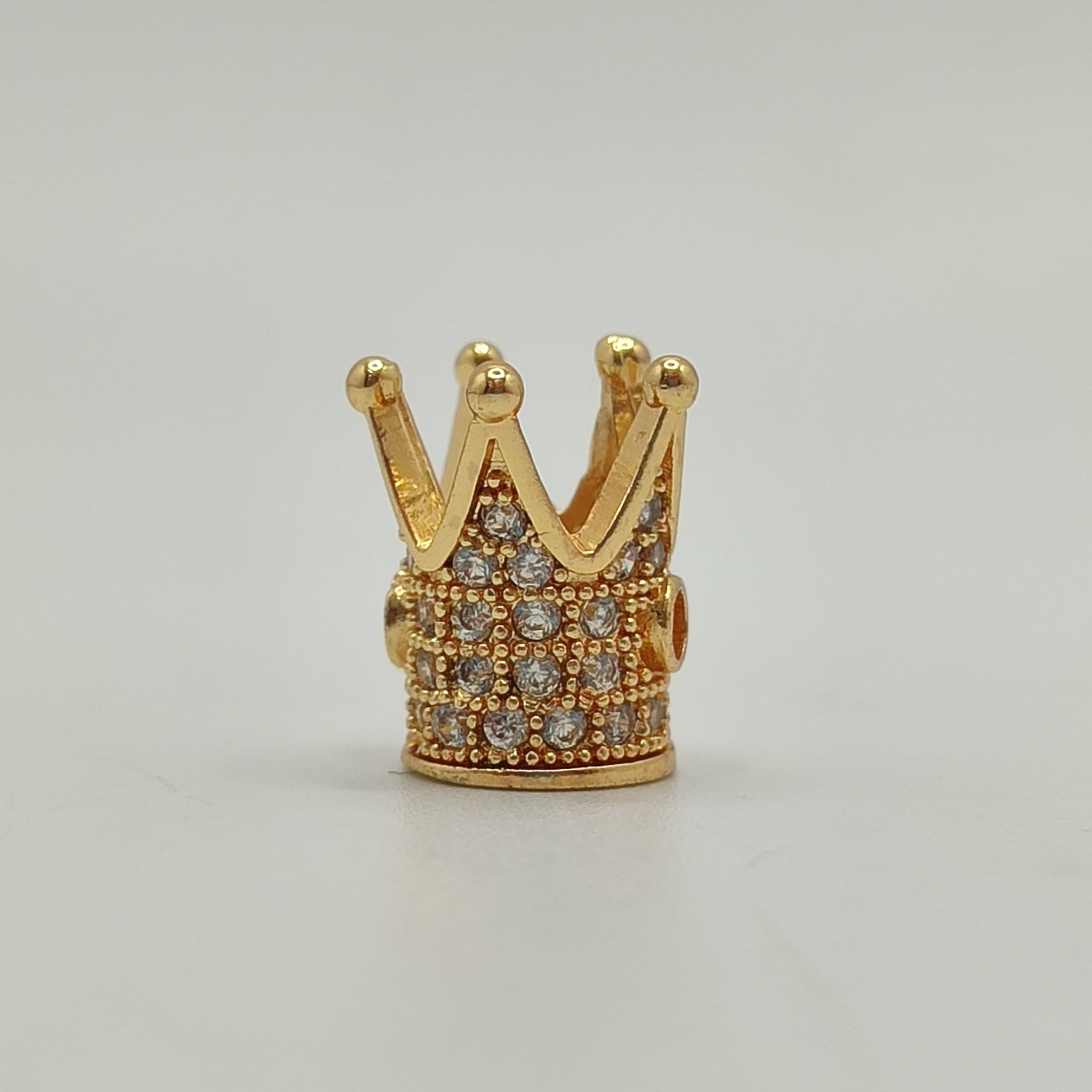 CABALLERO PASADOR CORONA DORADA CON CIRCONES TRANSPARENTES