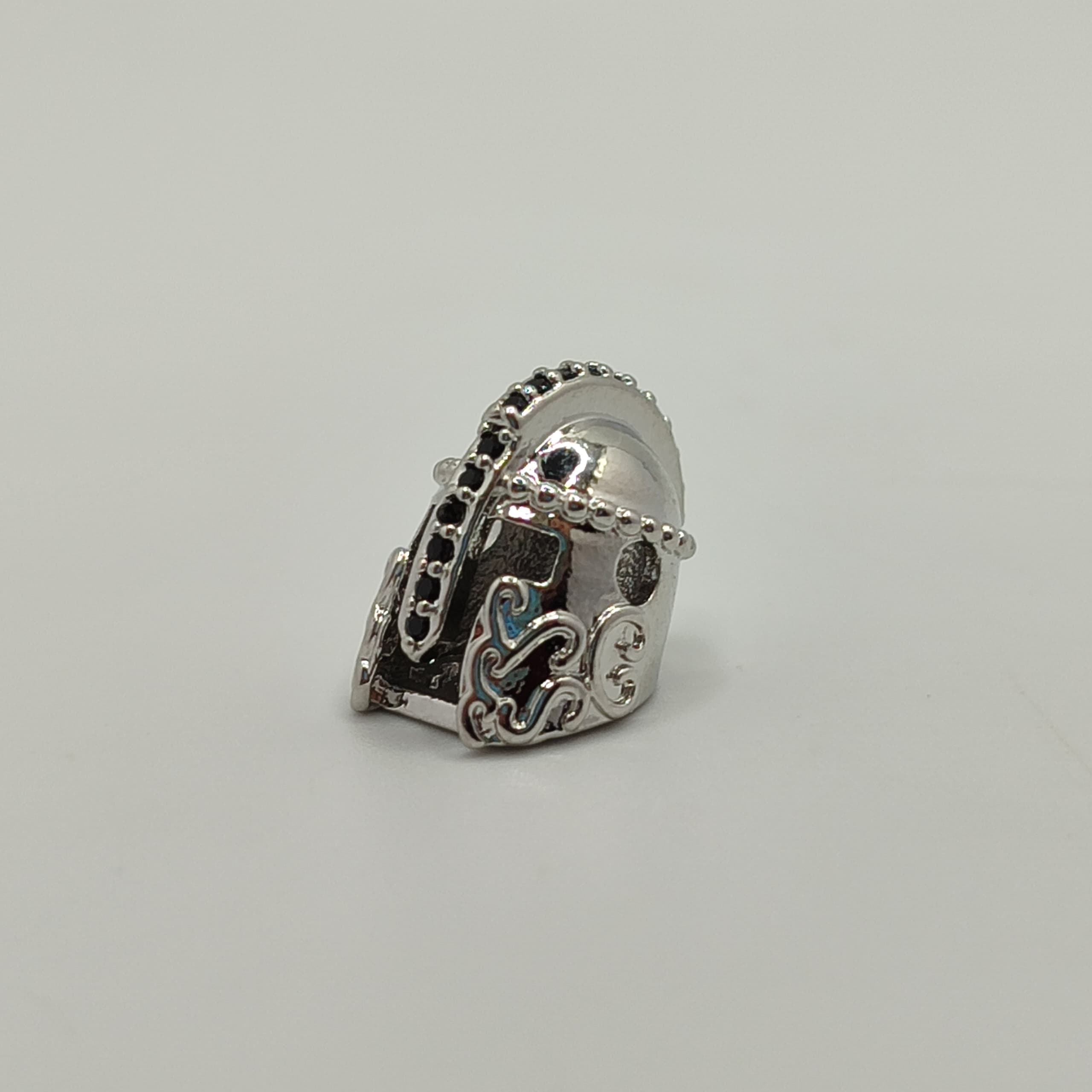 DIJE DE GLADIADOR PLATEADO CON CIRCON NE