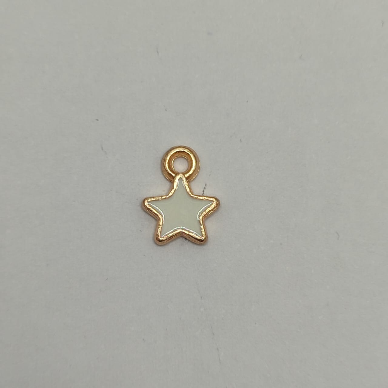 DIJE ESMALTADO ESTRELLITA BLANCA