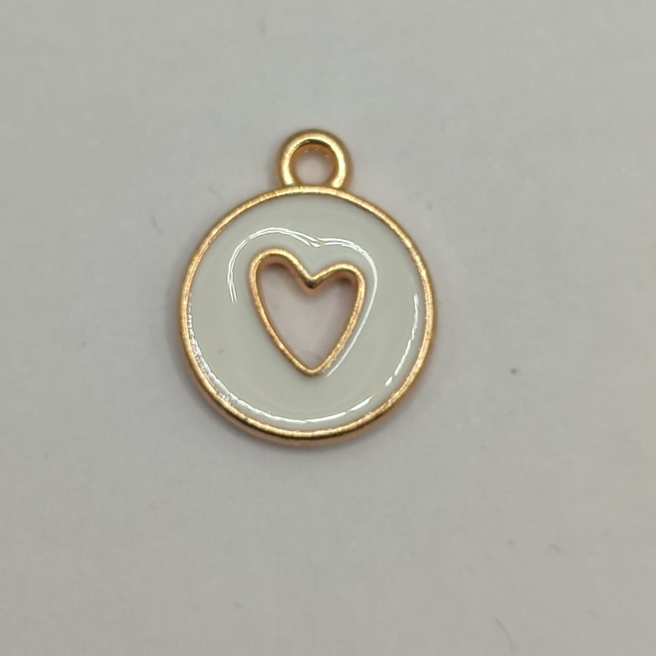 DIJE ESMALTADO CORAZON HUECO  BLANCO