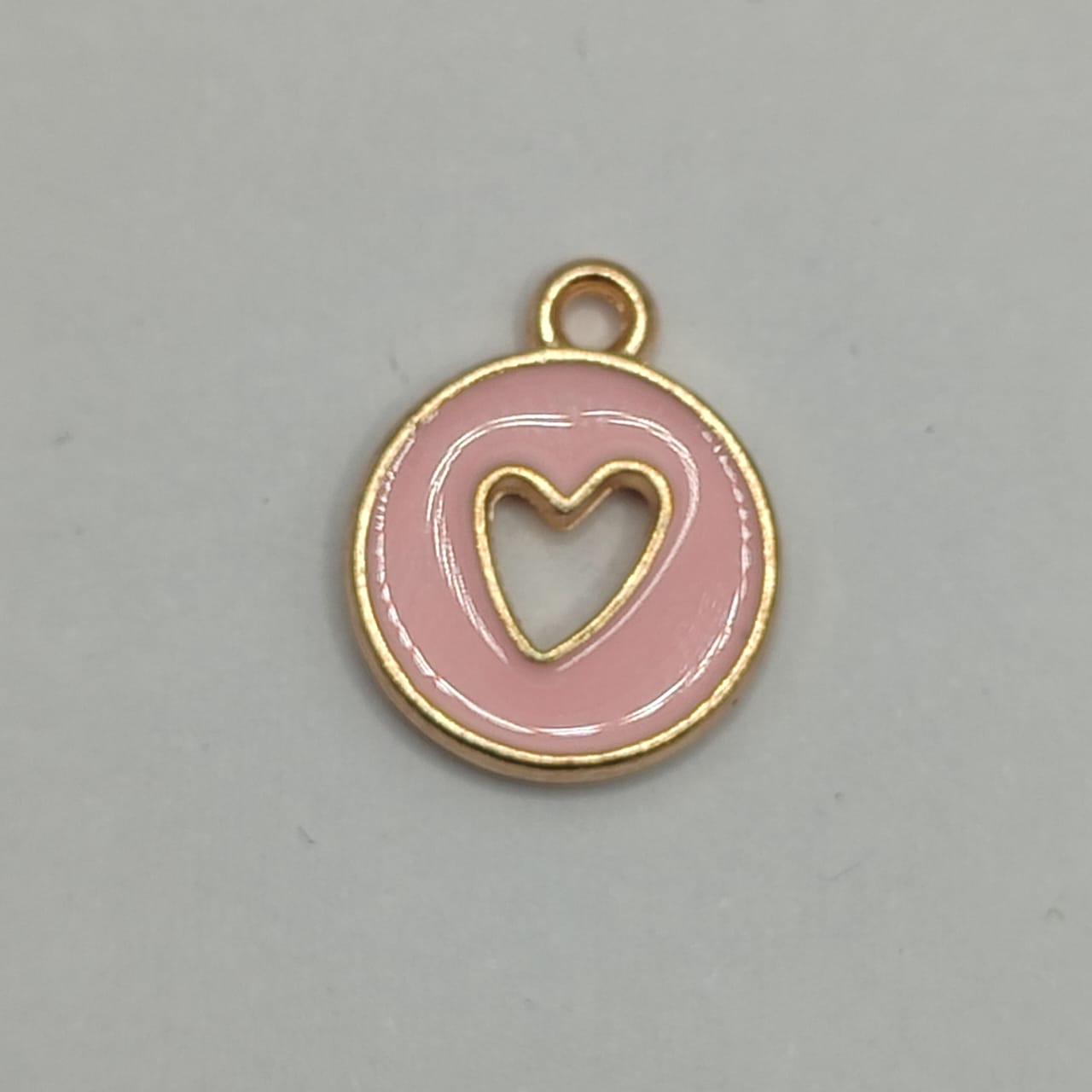 DIJE ESMALTADO CORAZON HUECO  ROSA CLARO