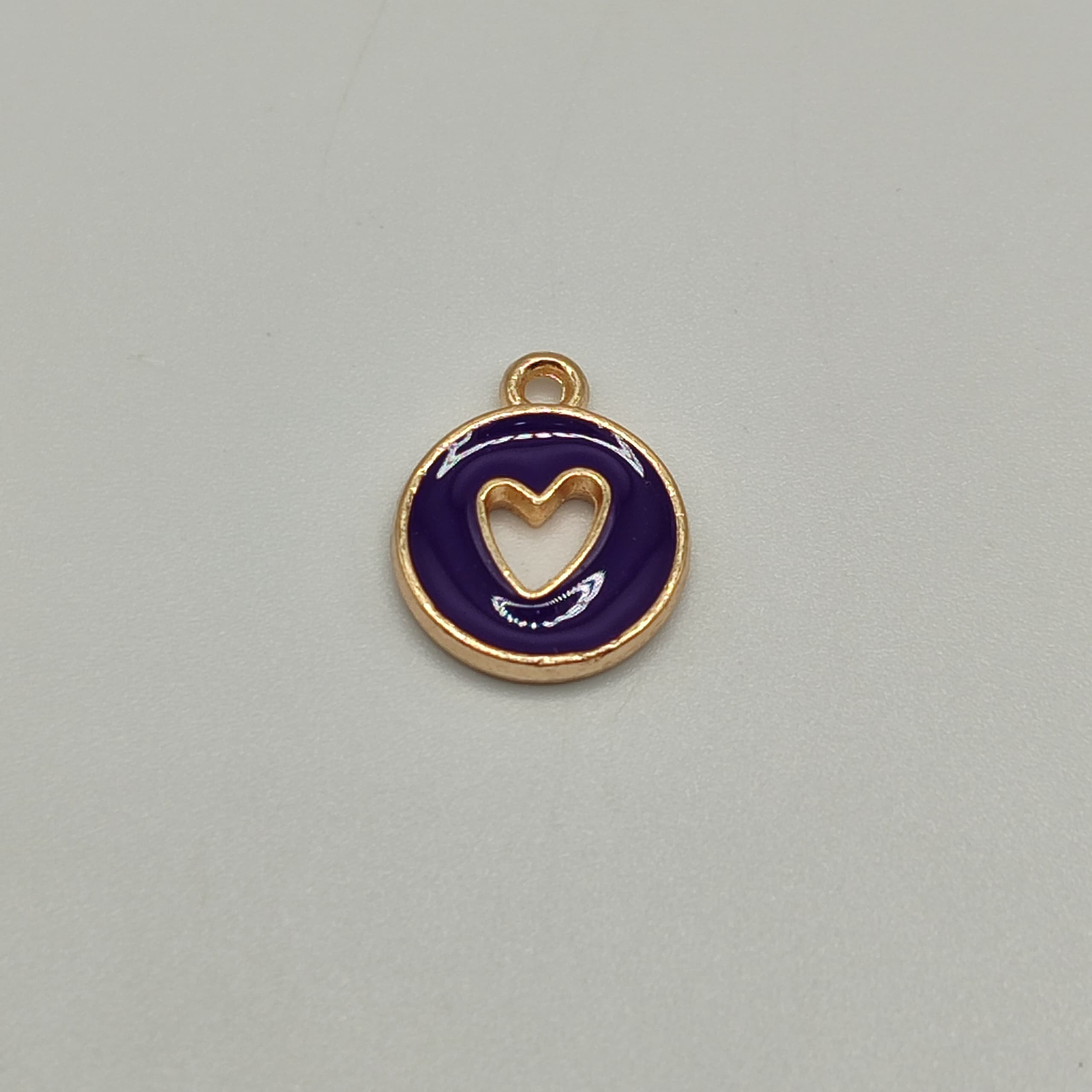 DIJE ESMALTADO CORAZON HUECO  MORADO