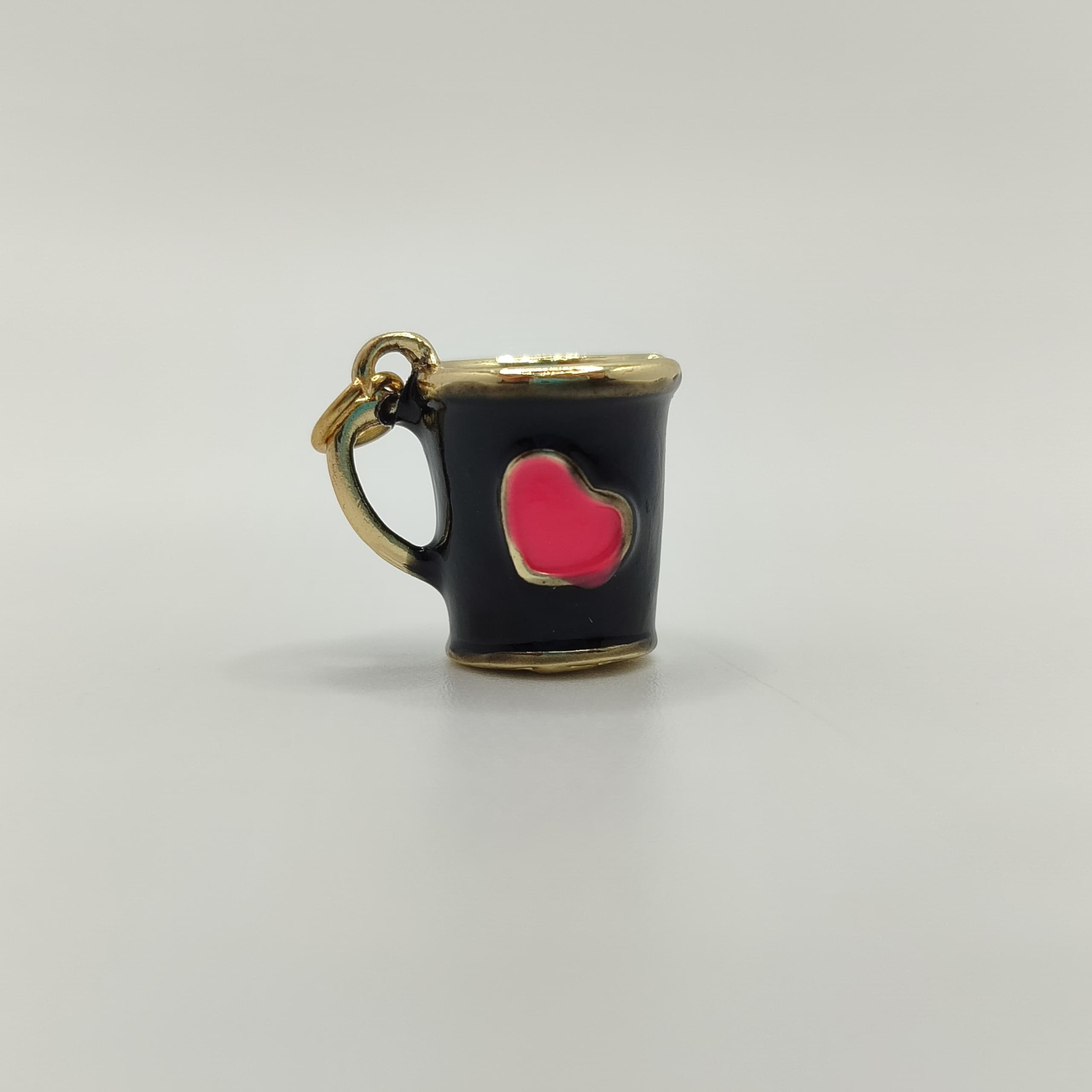 DIJE ESMALTADO TAZA NEGRA CORAZON FUCSI