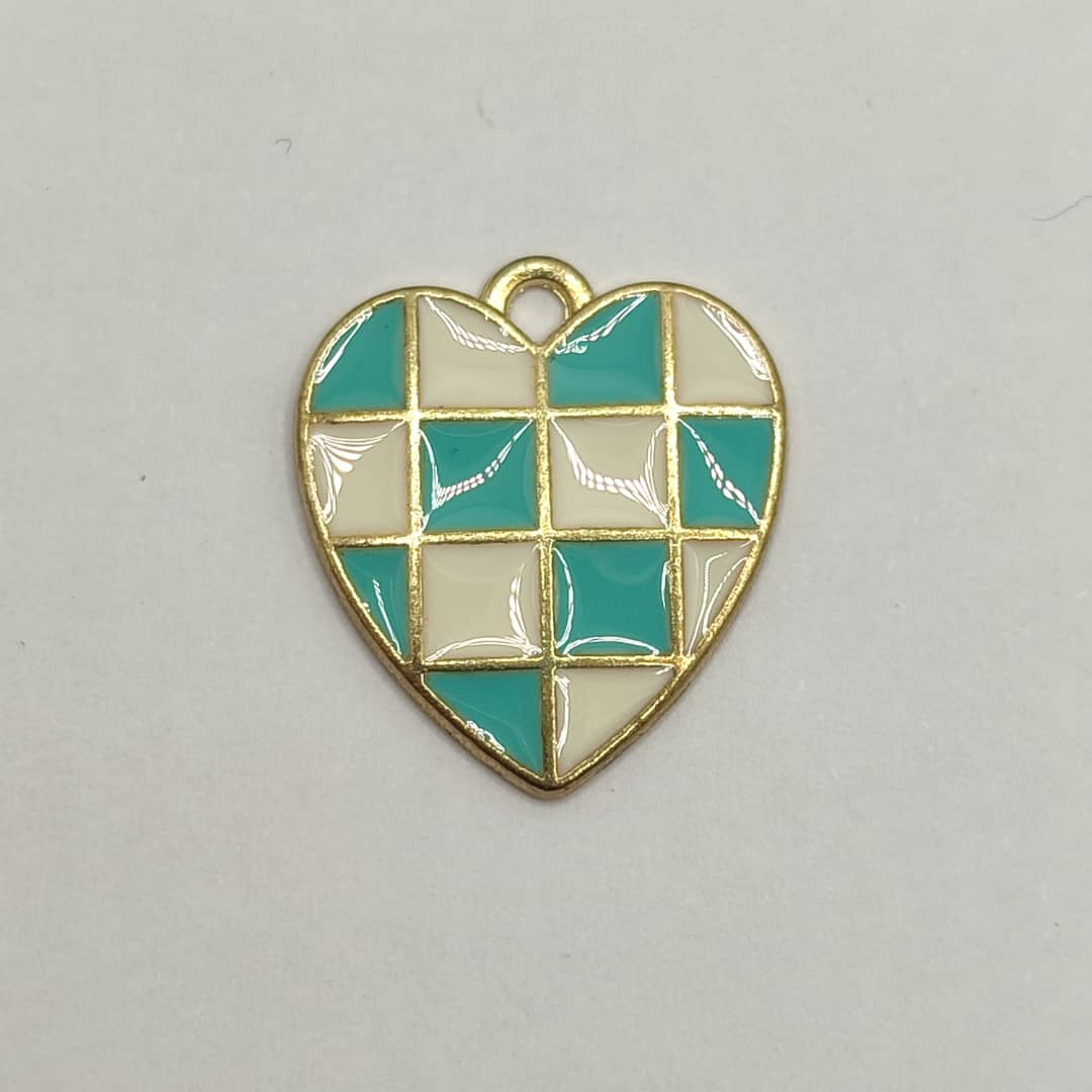 DIJE ESMALTADO CORAZON AJEDREZ TURQUESA