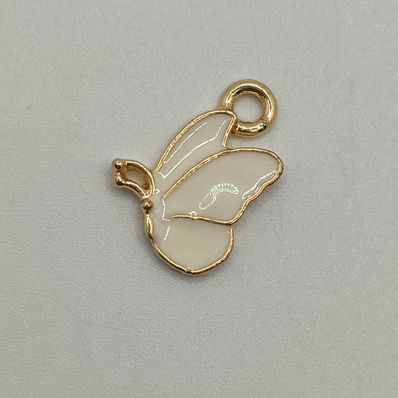 DIJE ESMALTADO MARIPOSA DE LADO  BLANCA