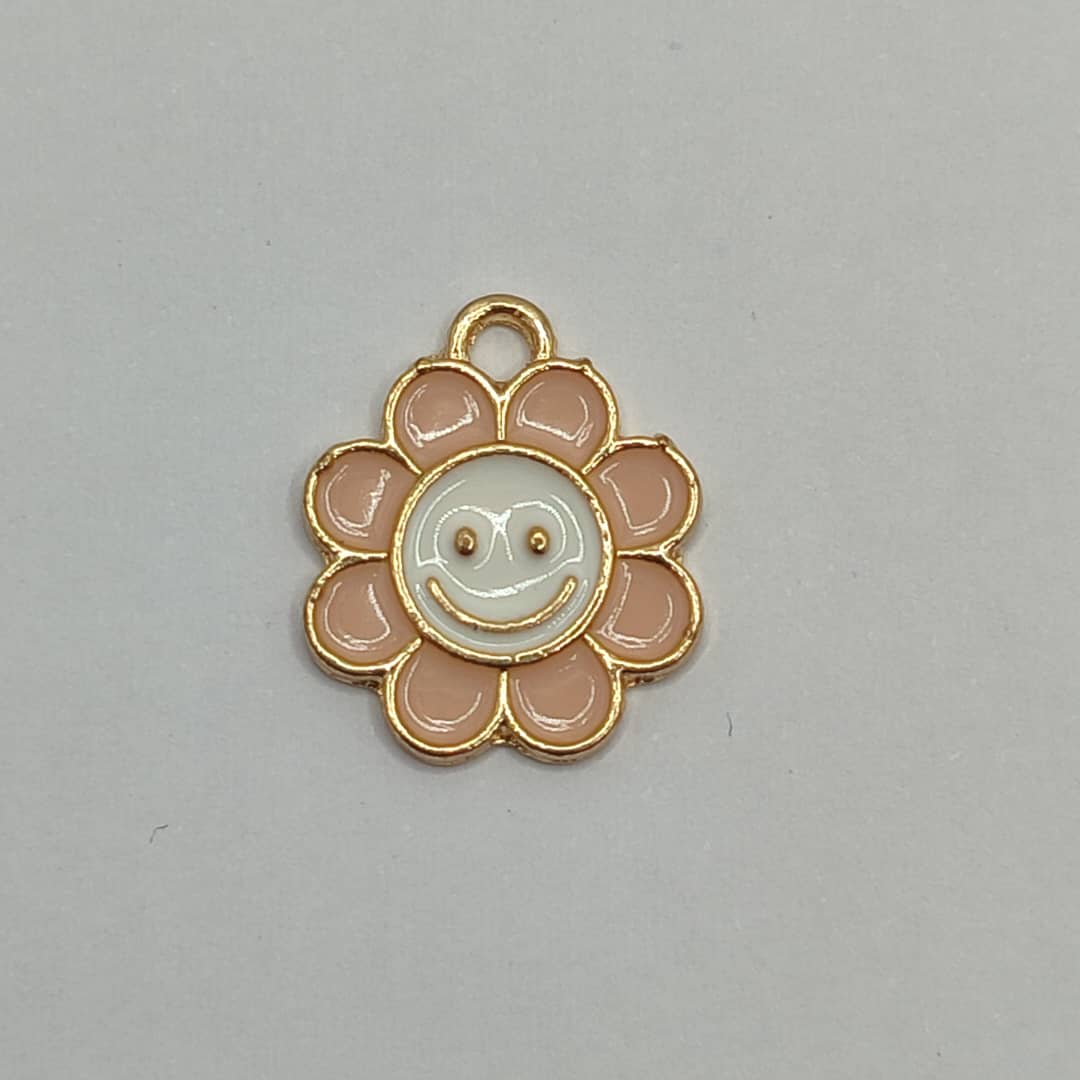 DIJE ESMALTADO FLOR CON SONRISA ROSA CLA