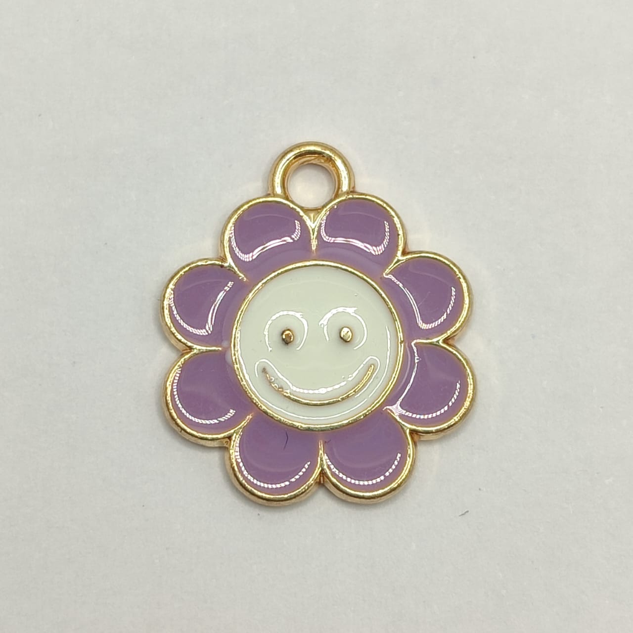 DIJE ESMALTADO FLOR CON SONRISA LILA