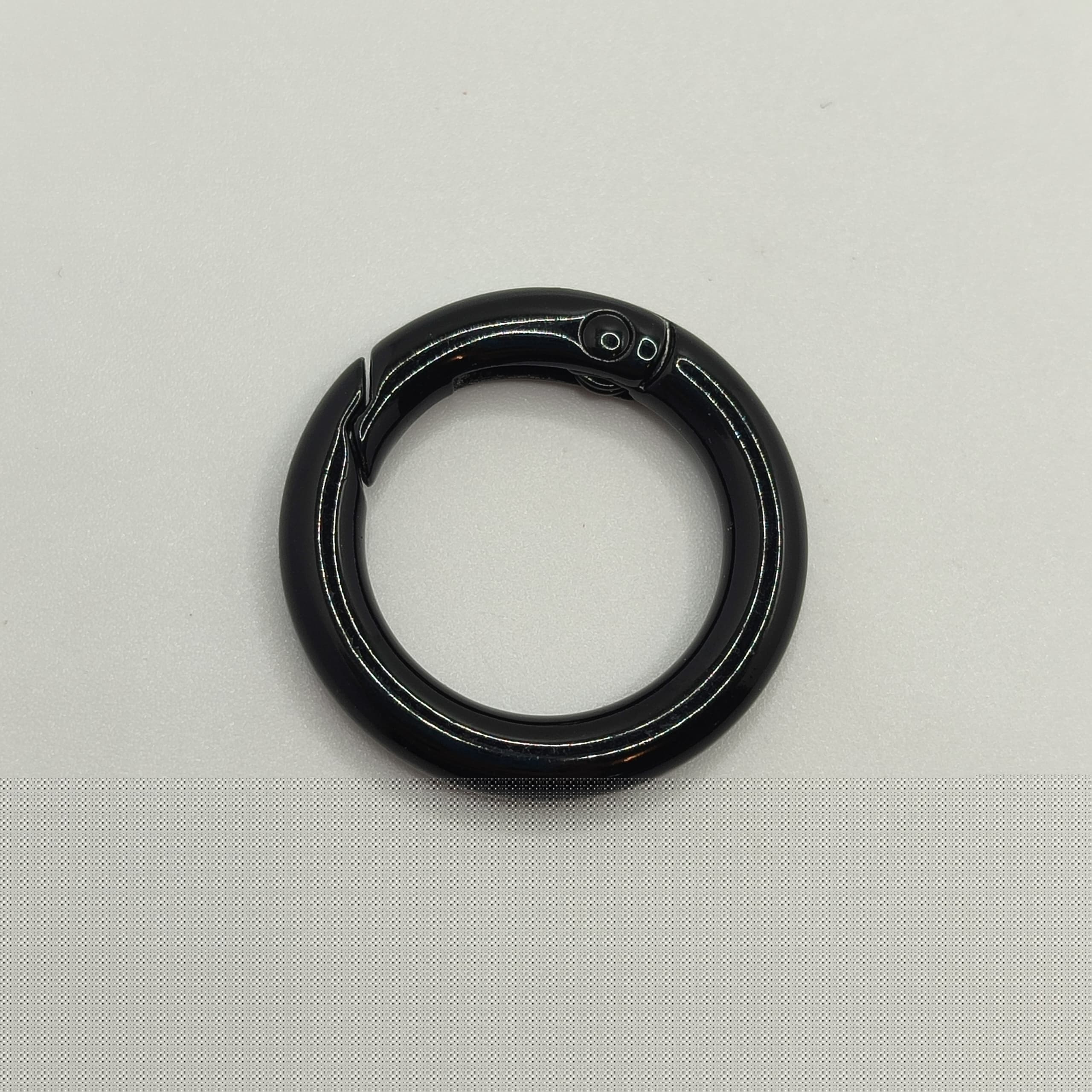 ARO DE LLAVERO ESMALTADO NEGRO