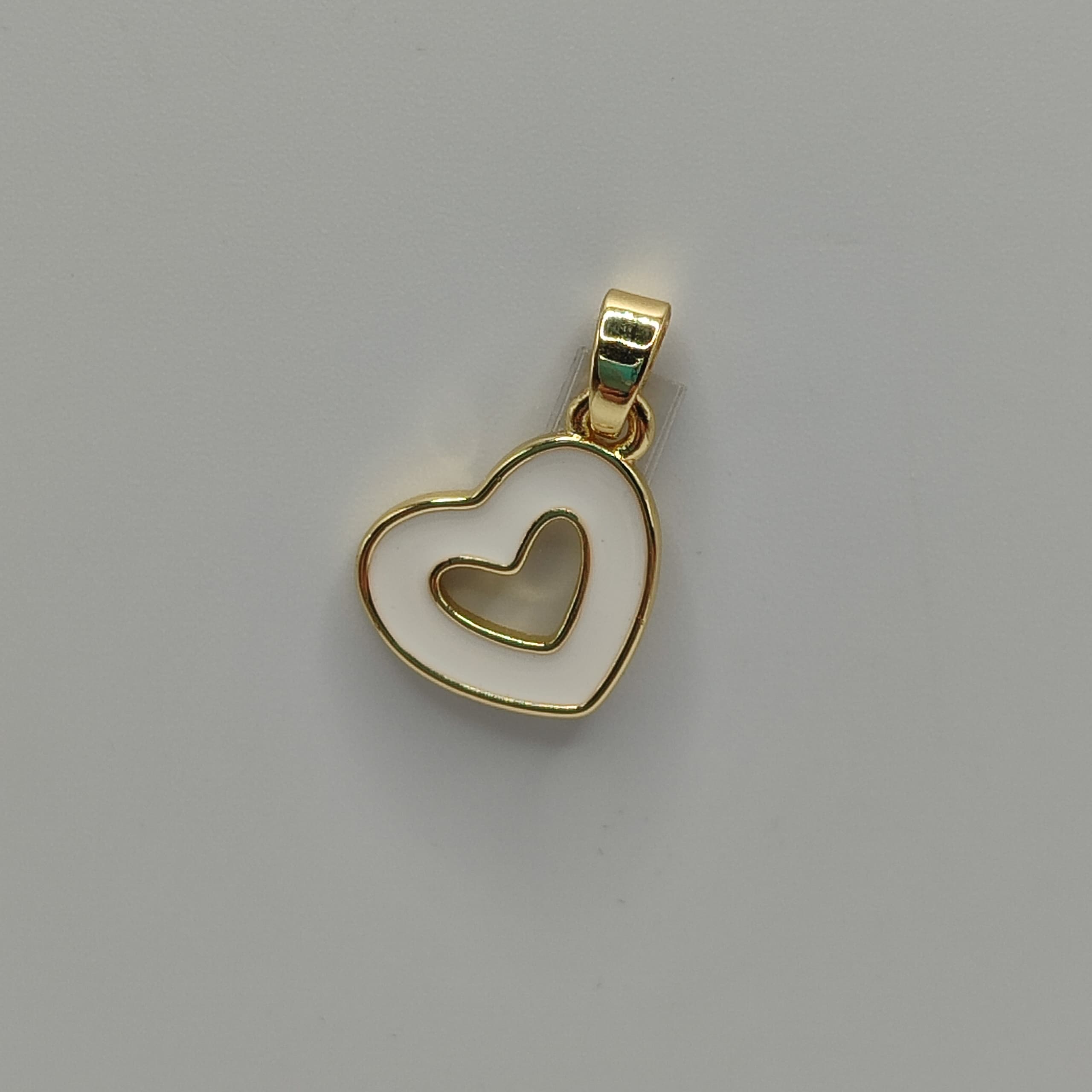 DIJE ESMALTADO CORAZON HUECO  BLANCO