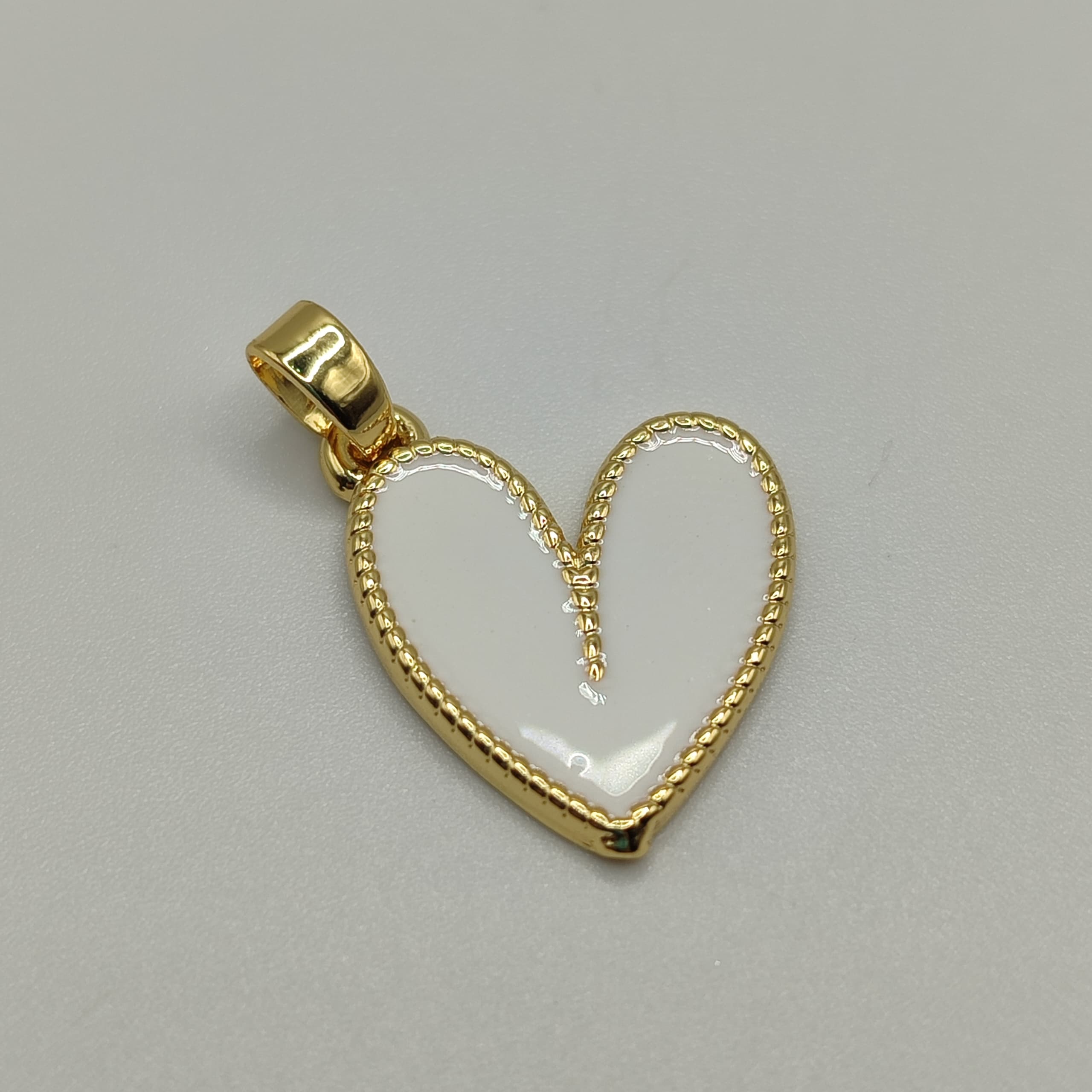 DIJE ESMALTADO CORAZON BLA NCO GRD