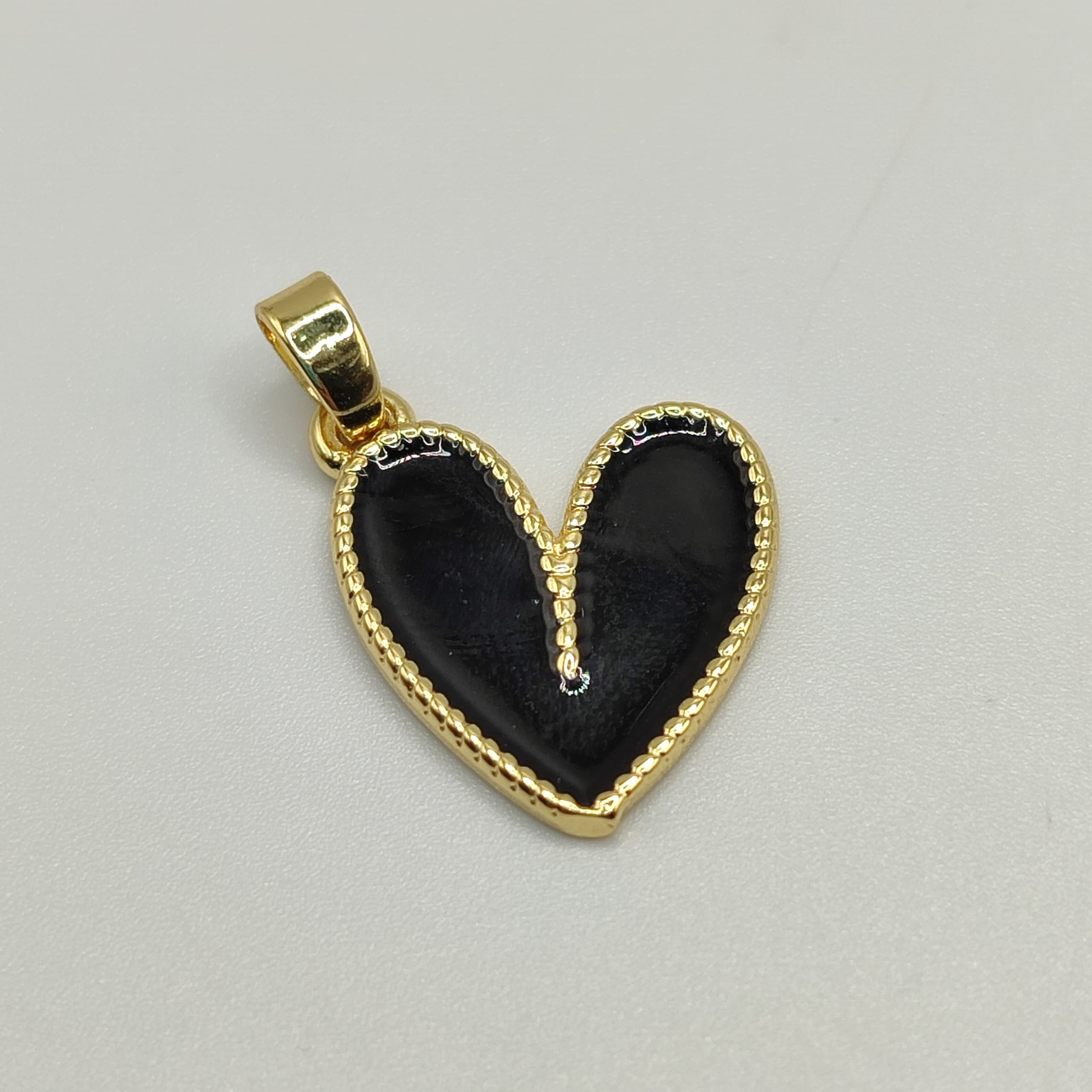 DIJE ESMALTADO CORAZON NEGRO GRD
