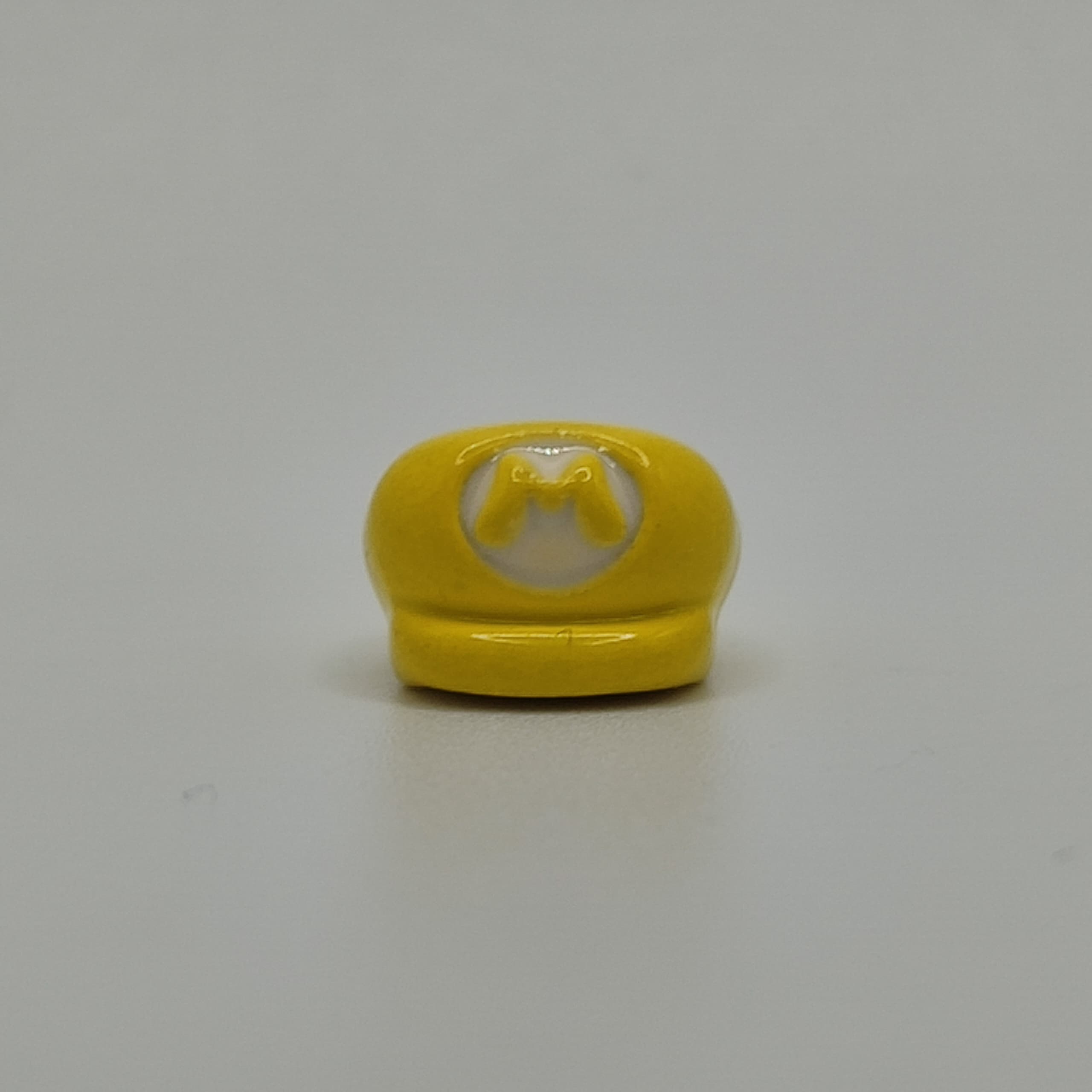 PASADOR ESMALTADO GORRA DE MARIO  AMAR