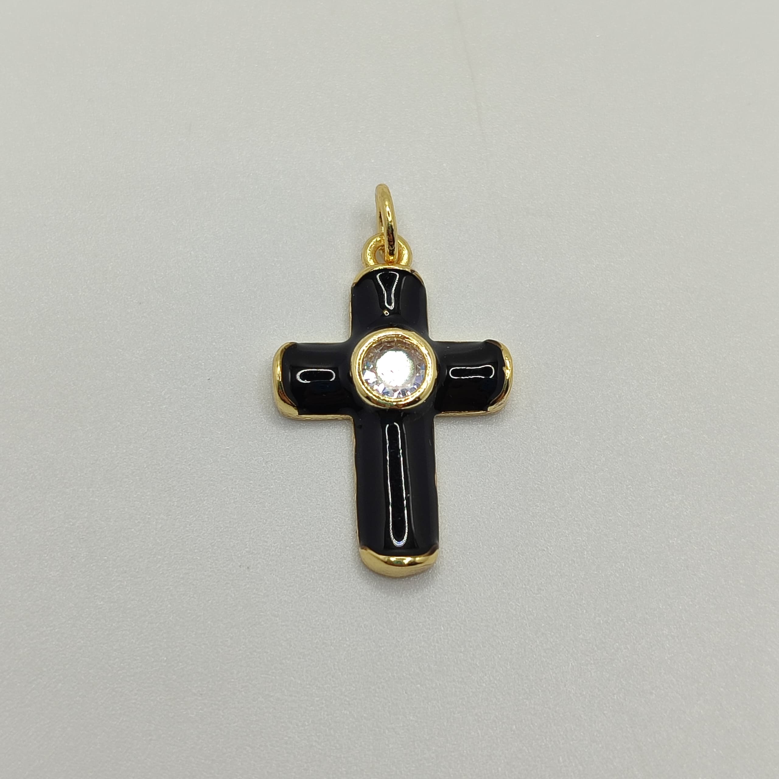 DIJE ESMALTADO CRUZ NEGRA CIRCON EN M EDI