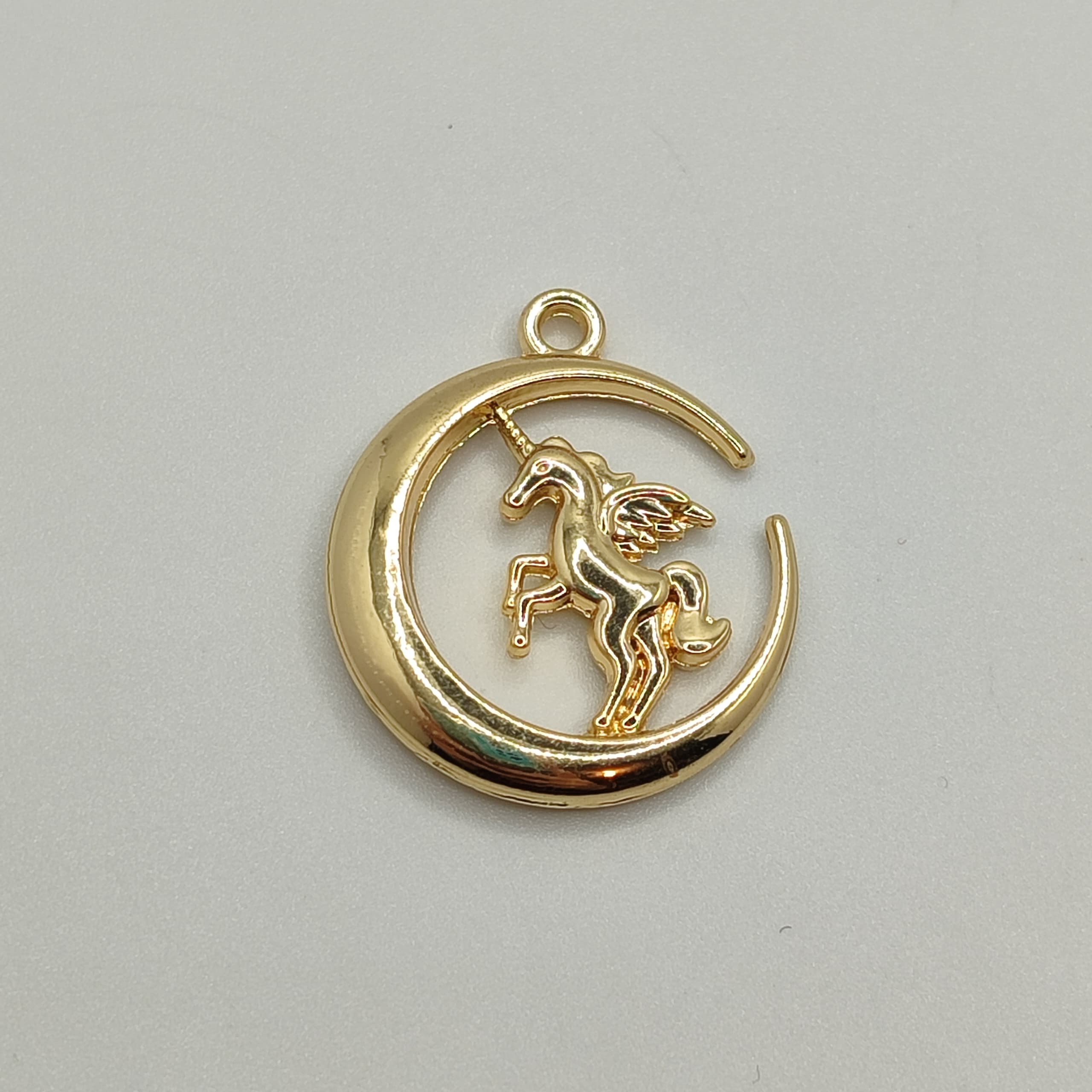 ORO CHINO DIJE MEDIA LUNA CON UNICORNIO