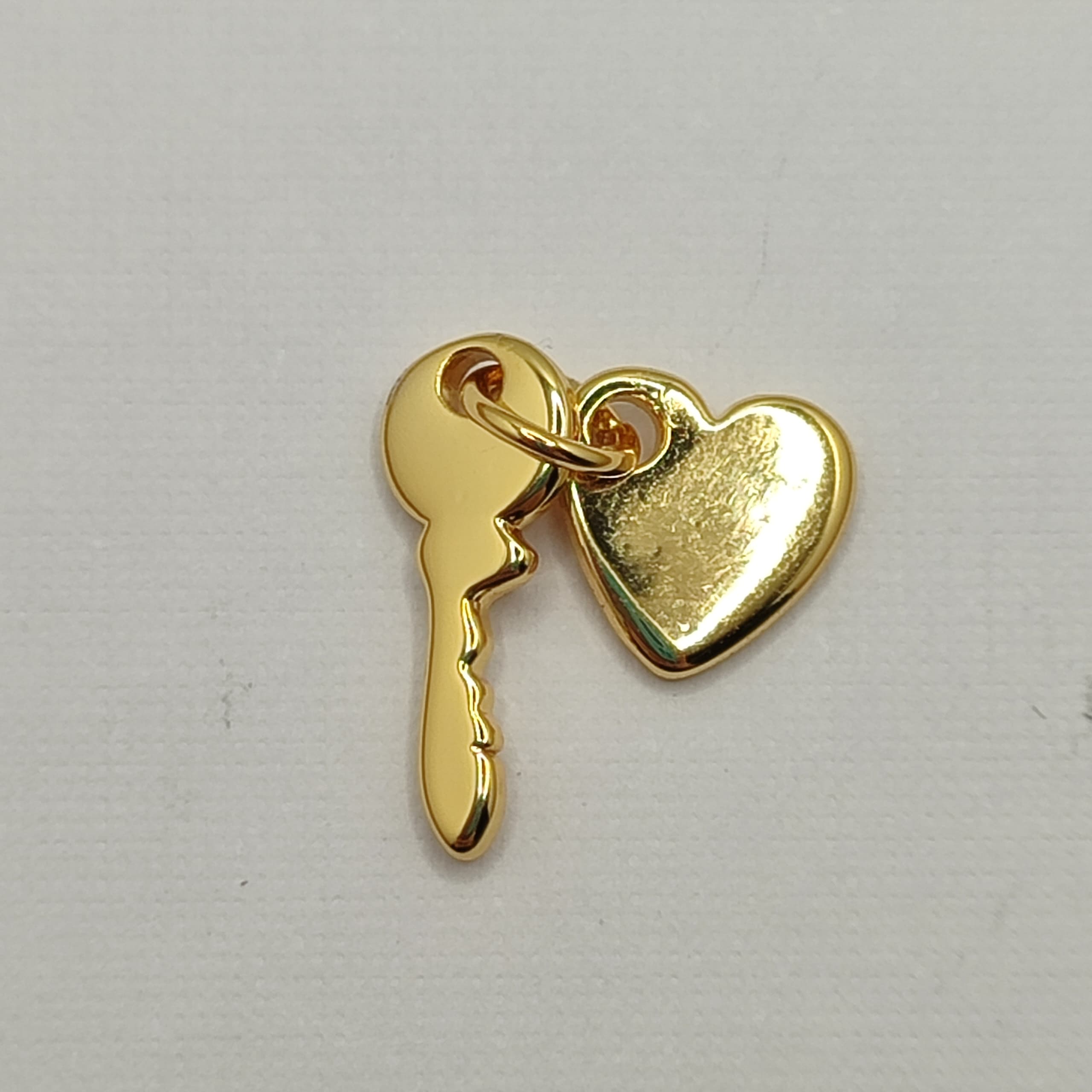 ORO CHINO DIJE LLAVE CON CORAZON MINI