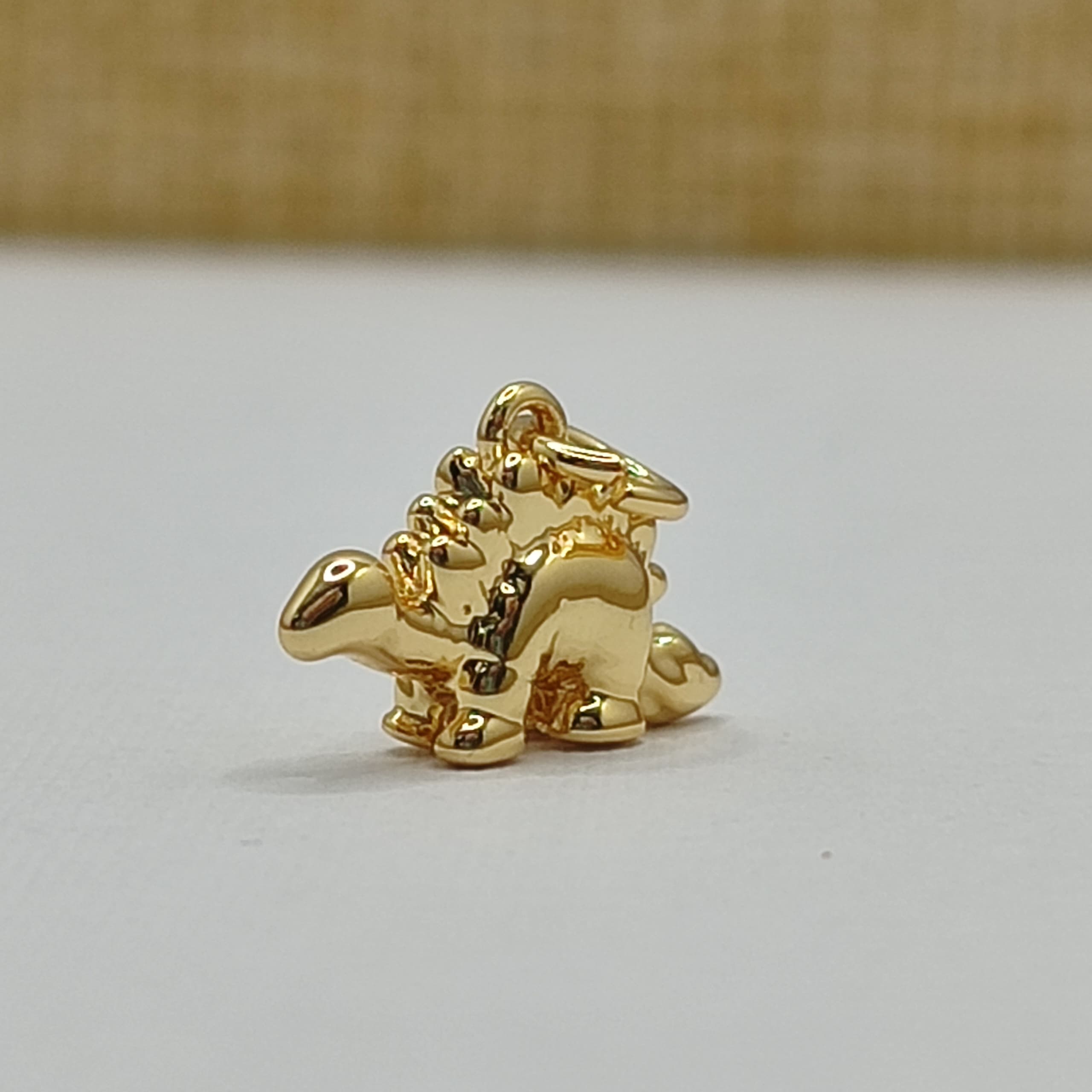 ORO CHINO DIJE DINOSAURIO  STEGOSAURUS