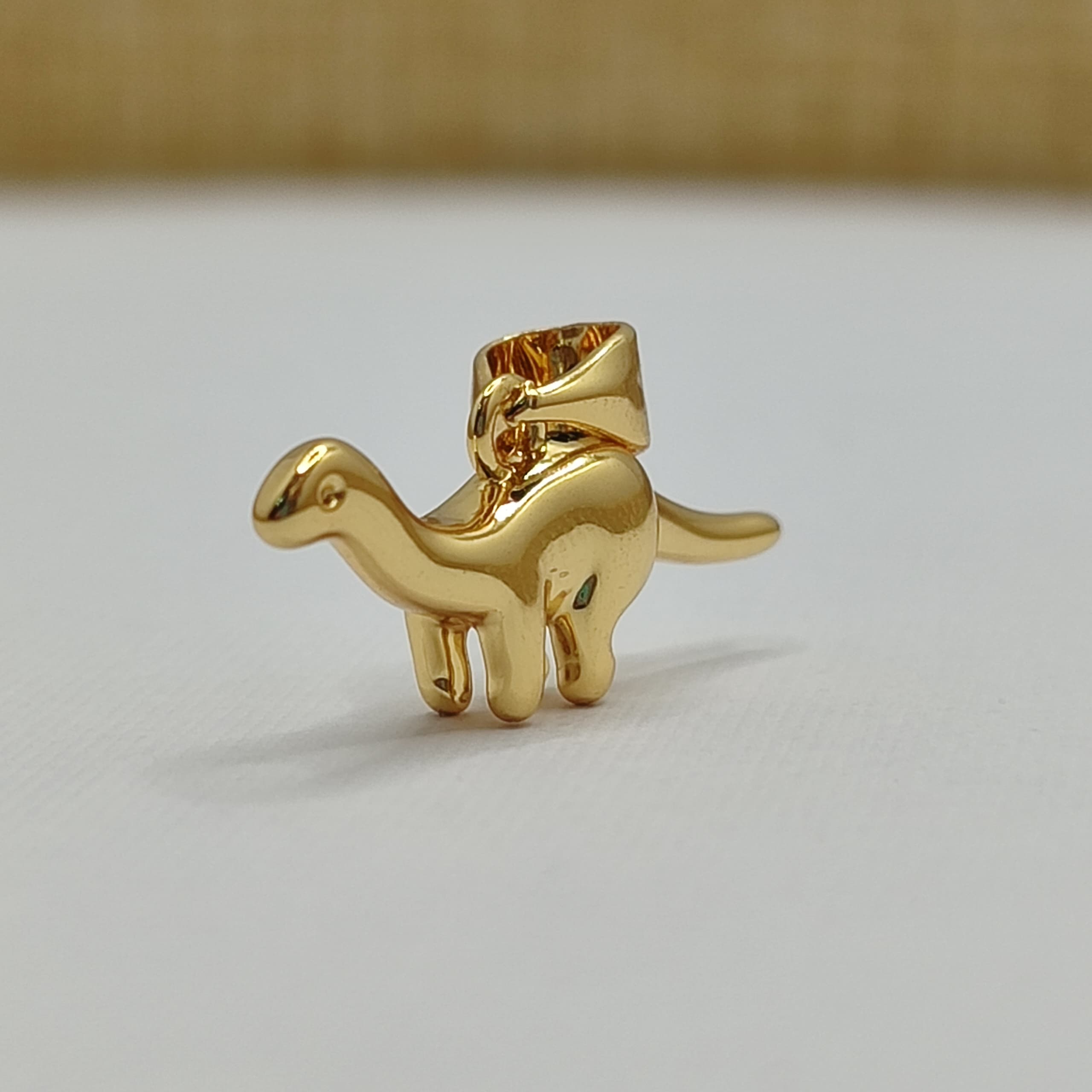 ORO CHINO DIJE DINOSAURIO  TITANOSAURUS