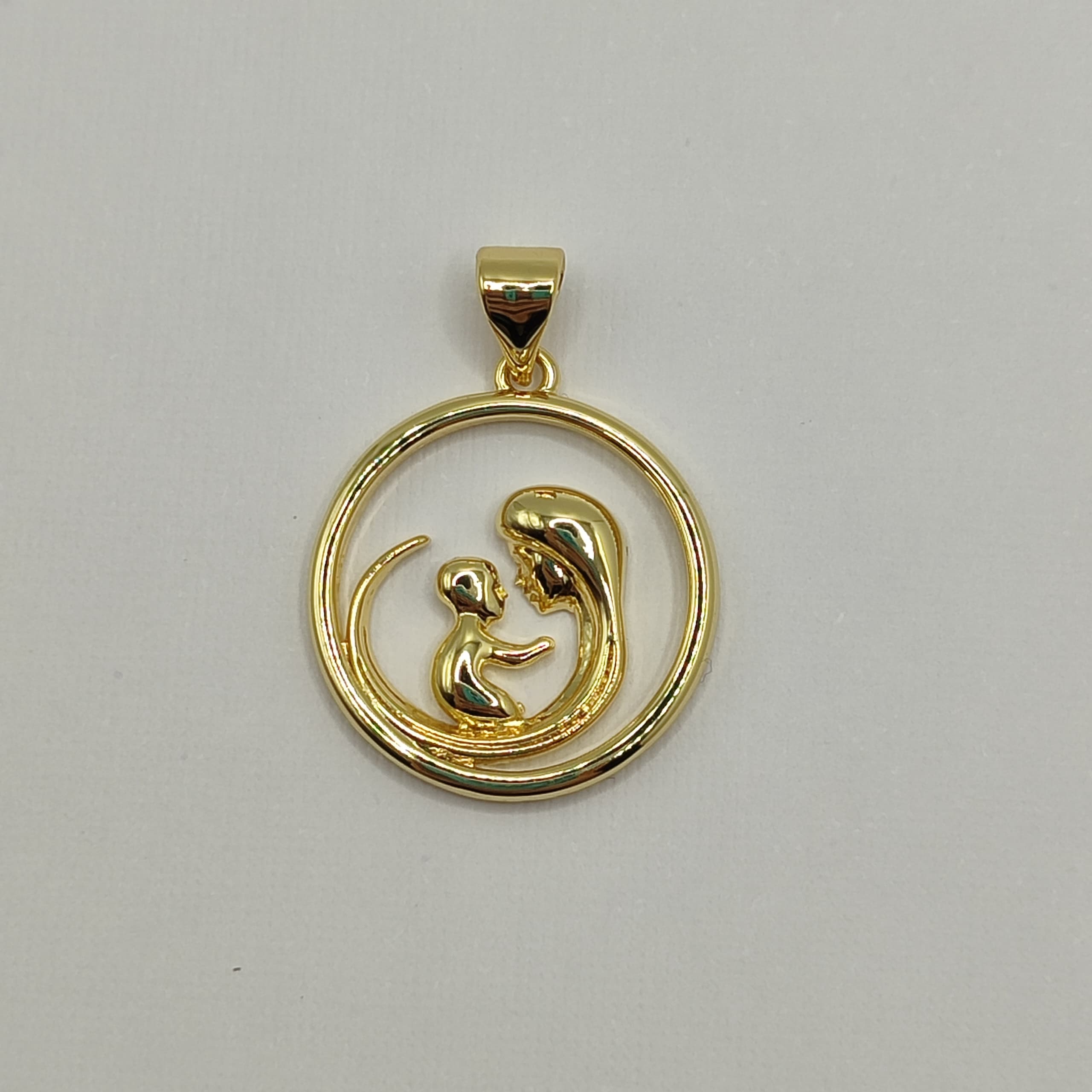 ORO CHINO DIJE DE MADRE CON BEBÉ Y LUN A