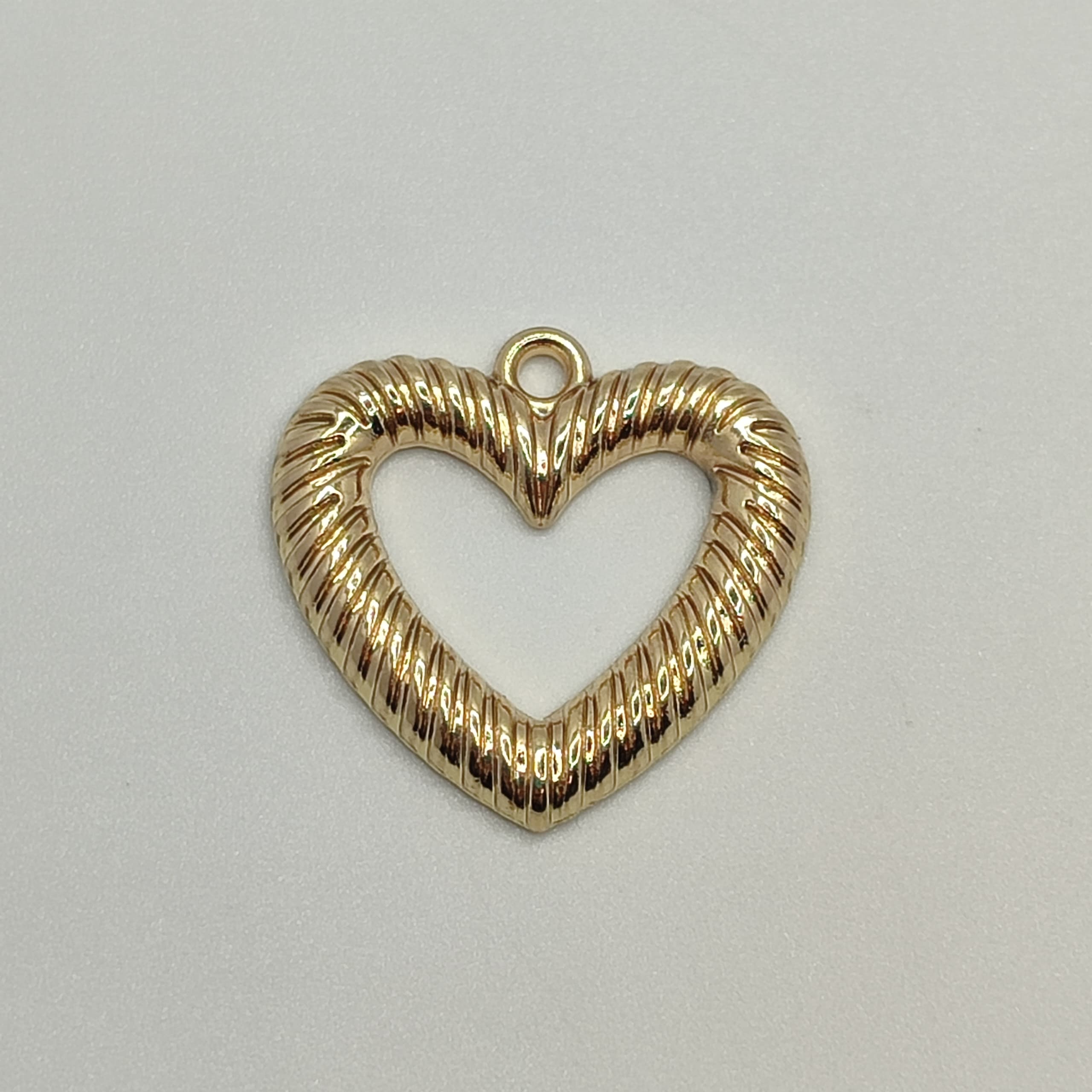 ORO CHINO DIJE CORAZON ENTORCHADO