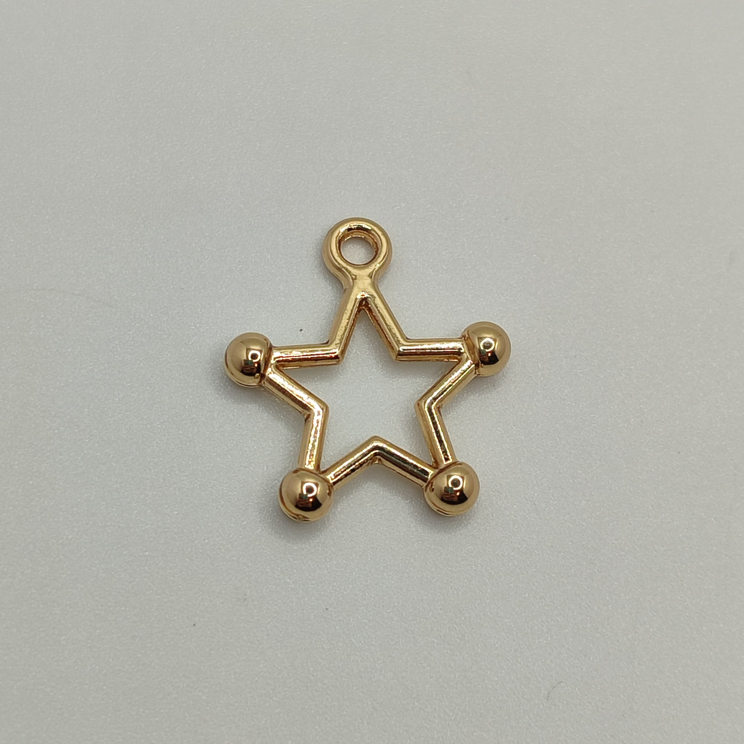 ORO CHINO DIJE ESTRELLA HUECA CON PUNTAS
