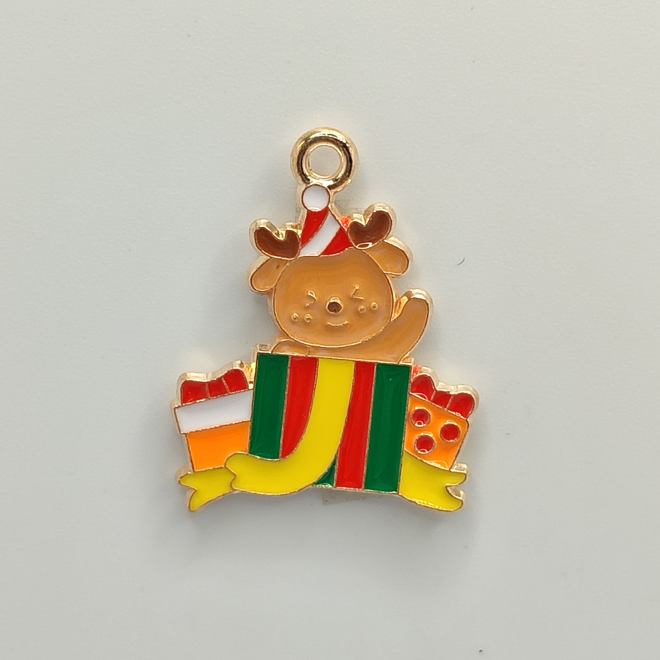 ESMALTADO DIJE NAVIDAD OSO CON REGALOS
