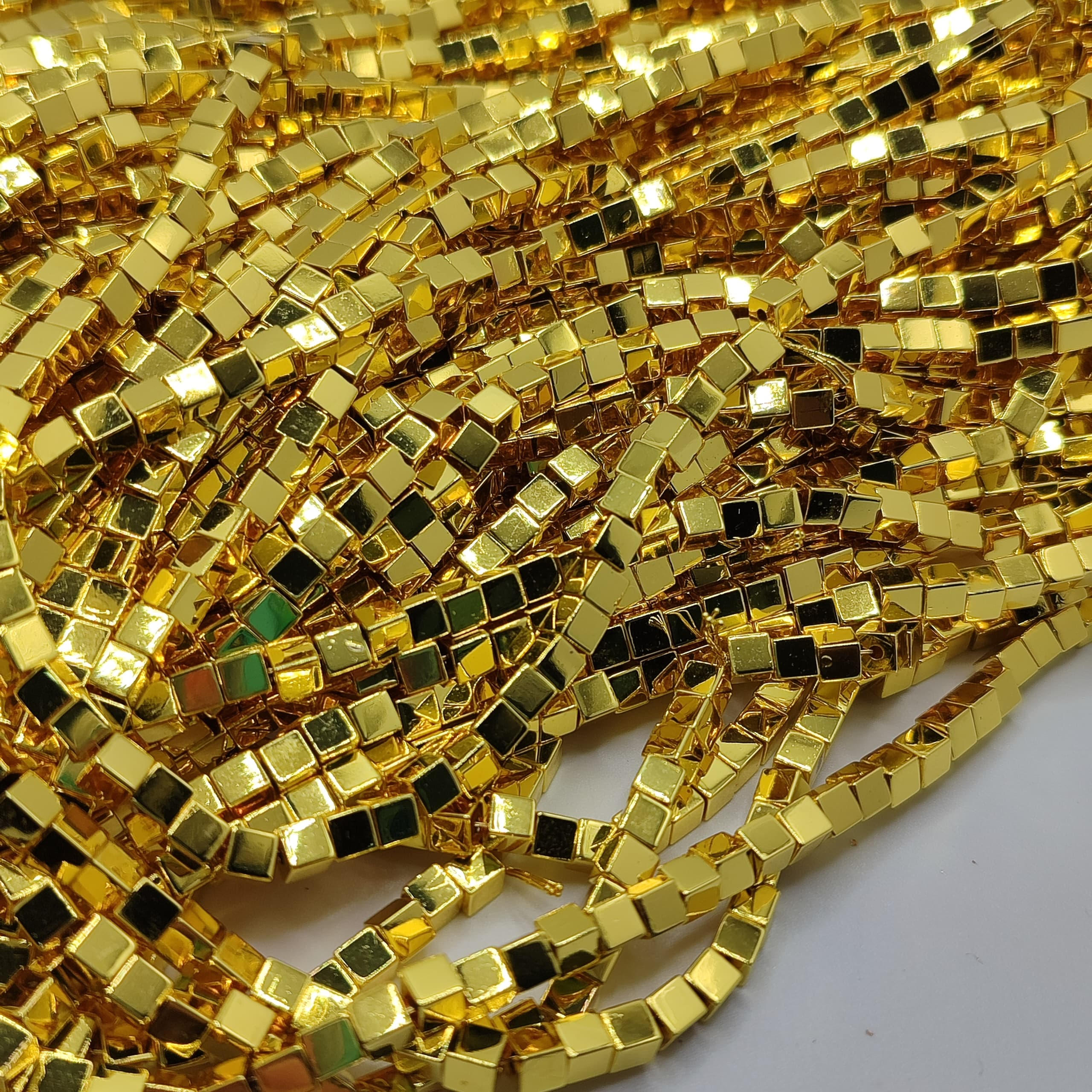 ACERINA CUBO DORADO 4MM