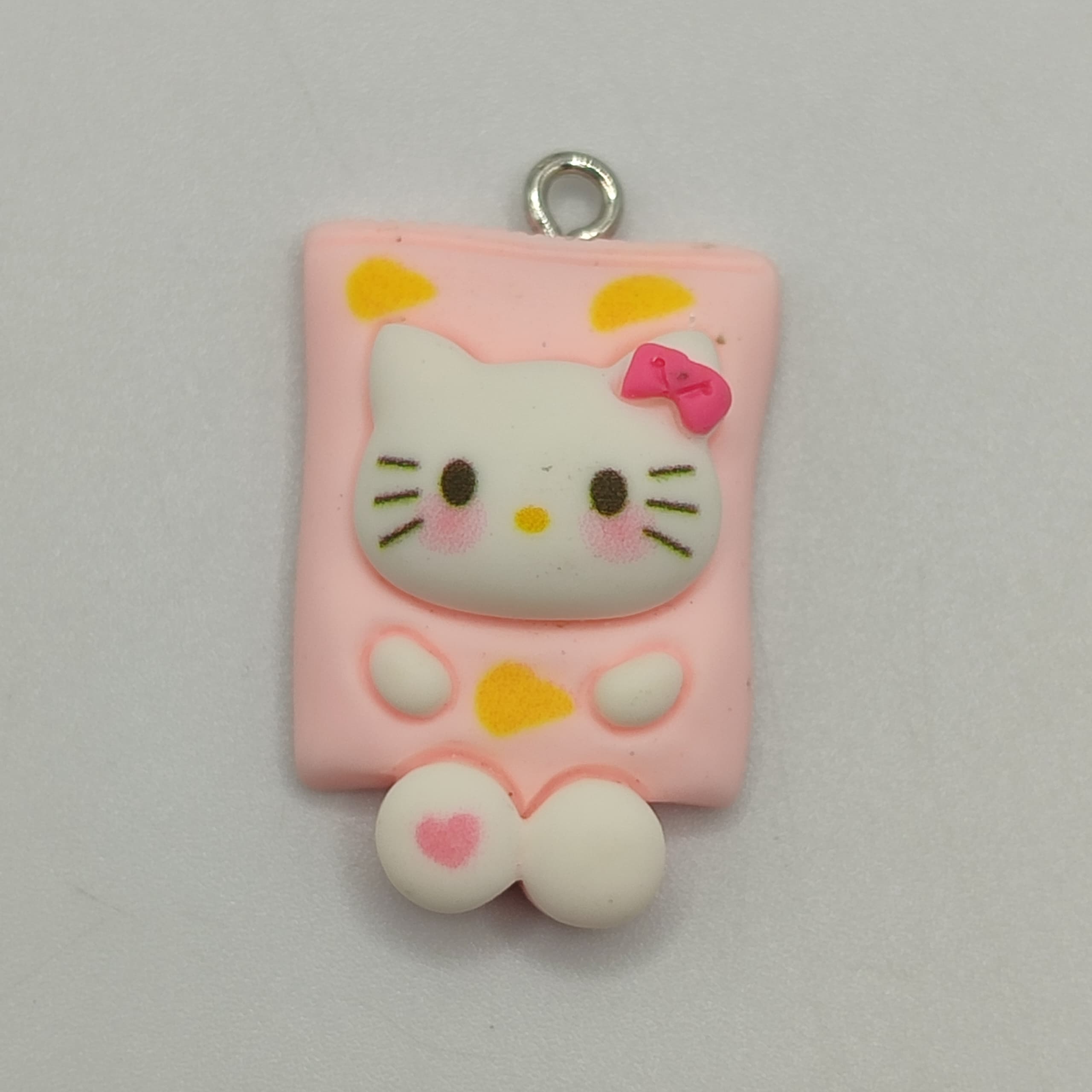 DIJE DE RESINA HELLO KITTY CUADRADO