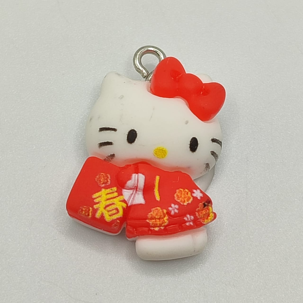 DIJE RESINA DE HELLO KITTY VESTIDO CHINO