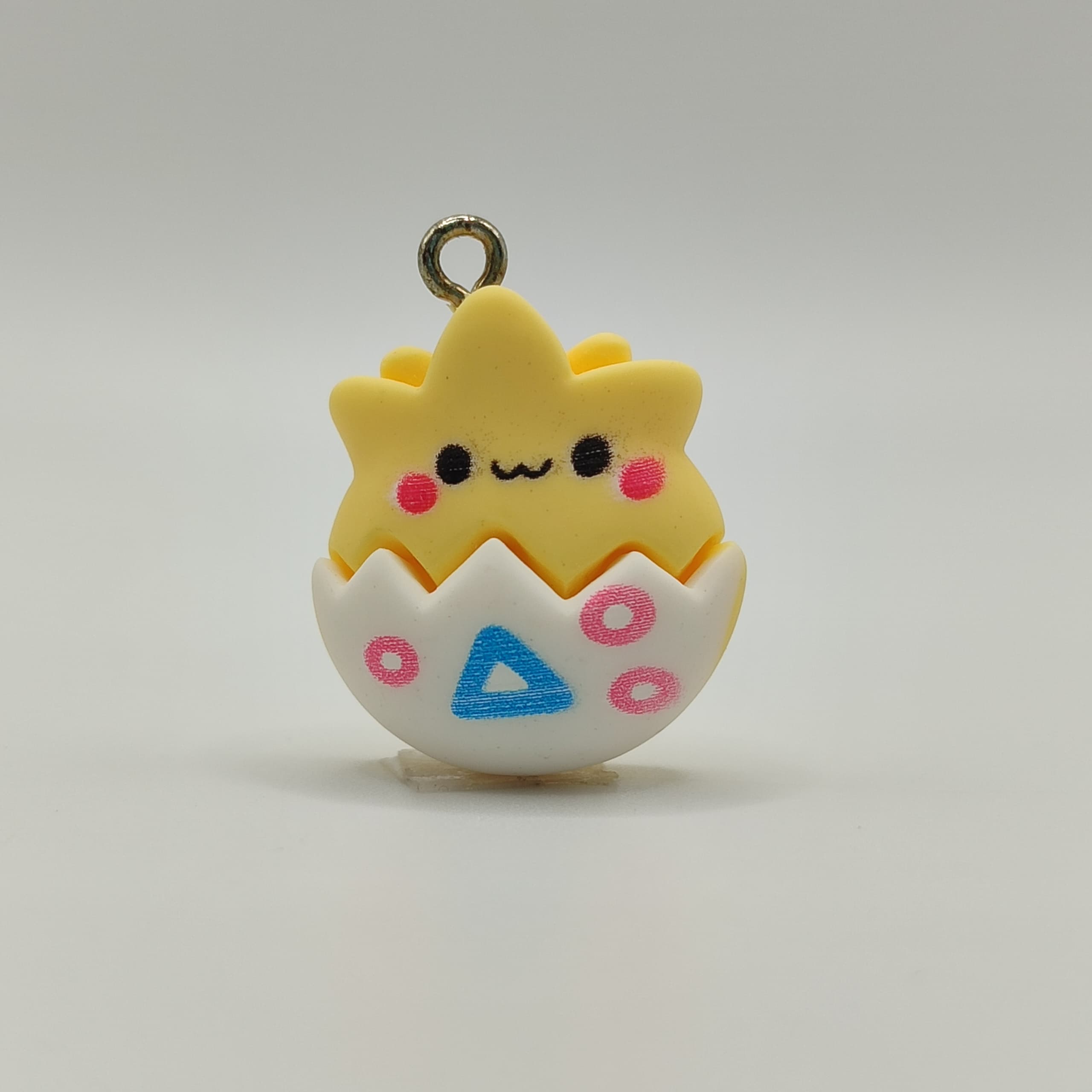 RESINA POKEMON  AMARILLO CON CASCARA