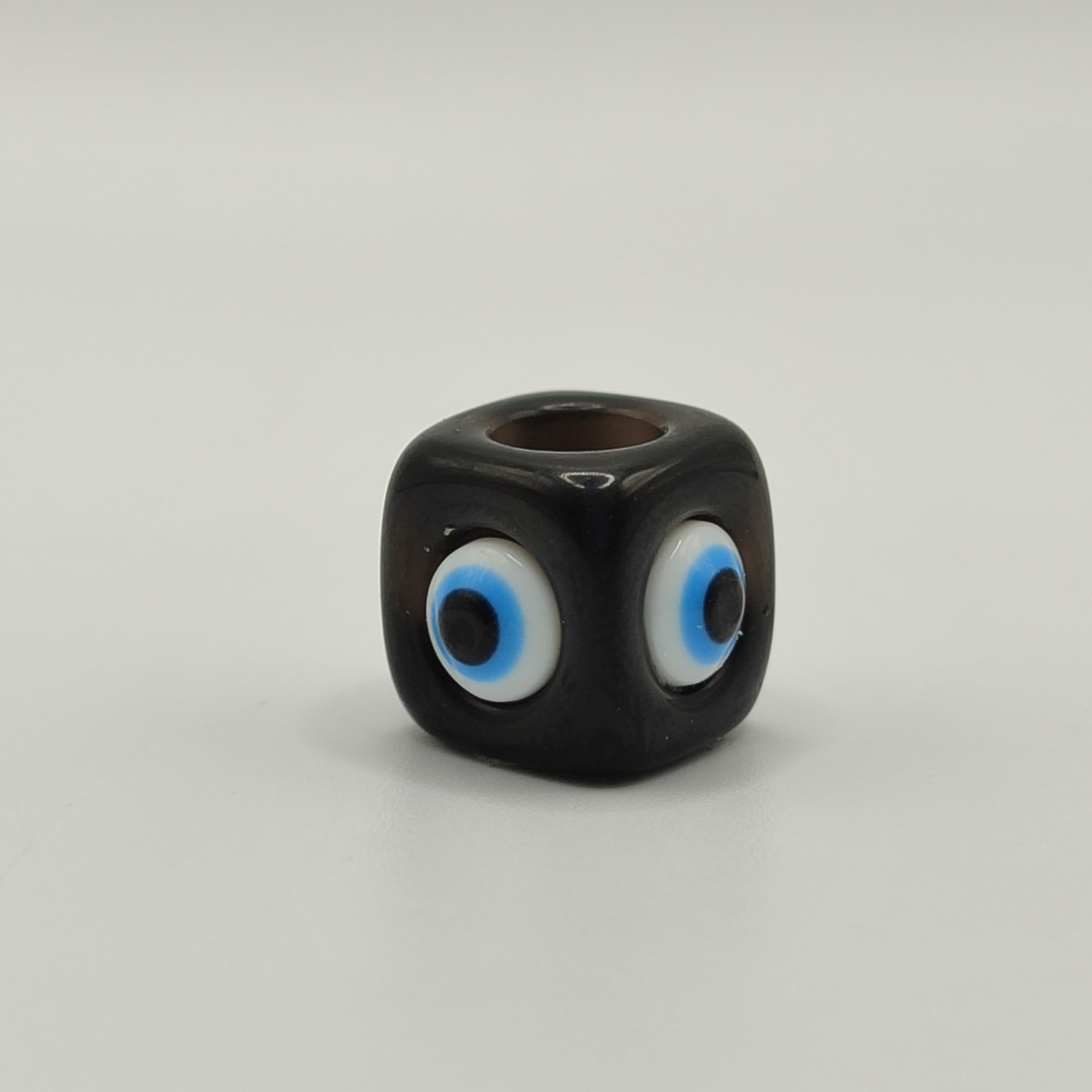 RESINA OJO CUBO NEGRO