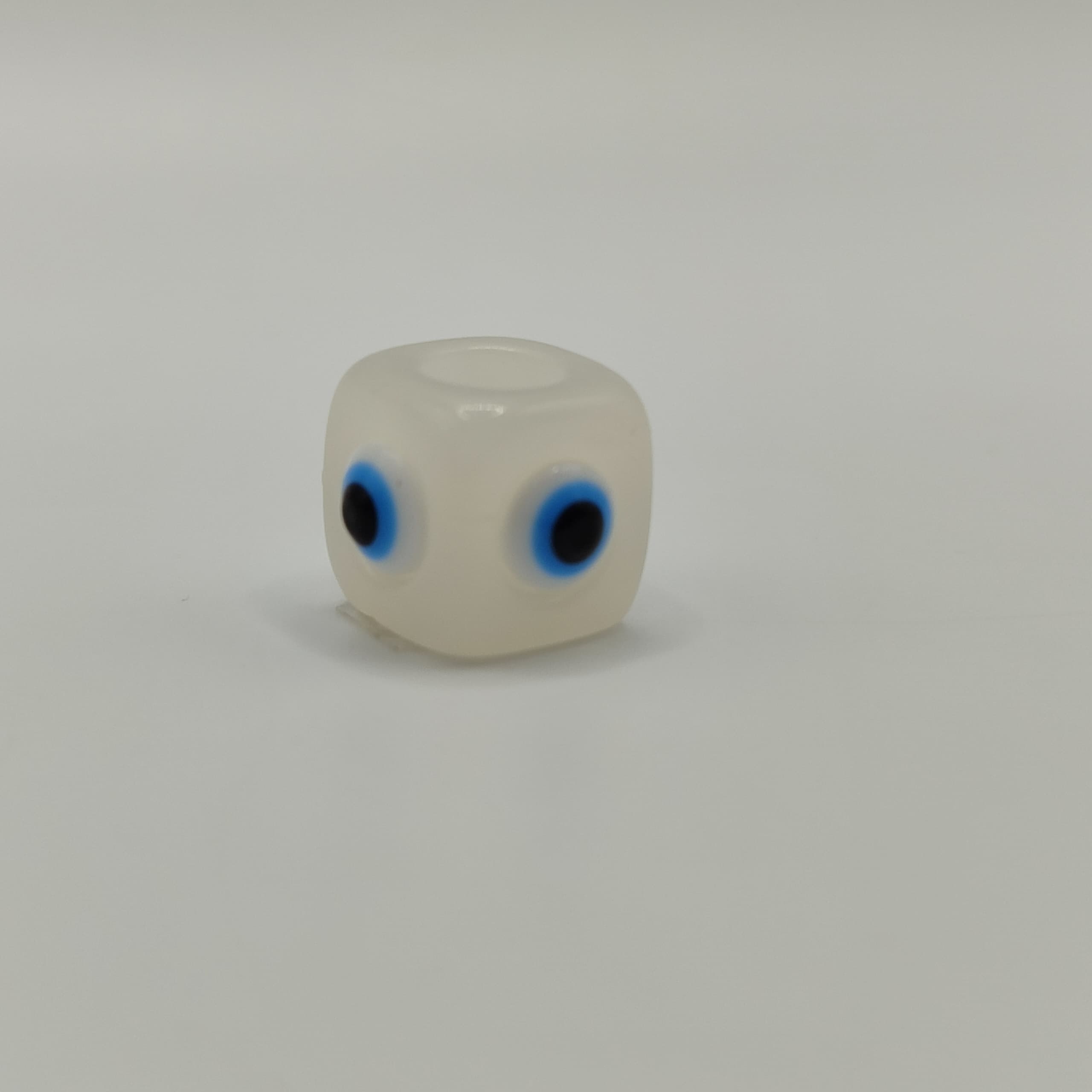 RESINA OJO CUBO BLANCO