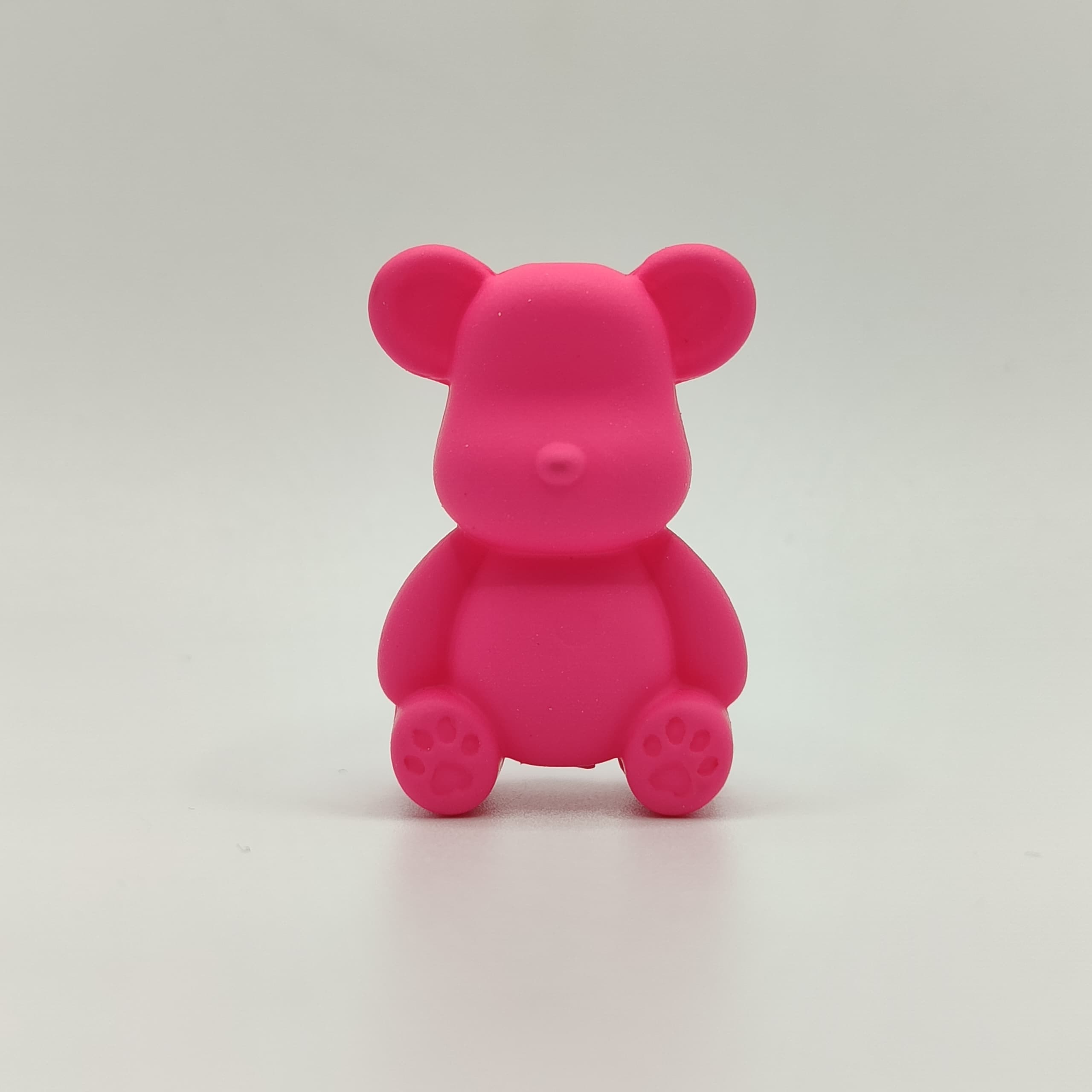 RESINA OSO PASADOR FUCSIA