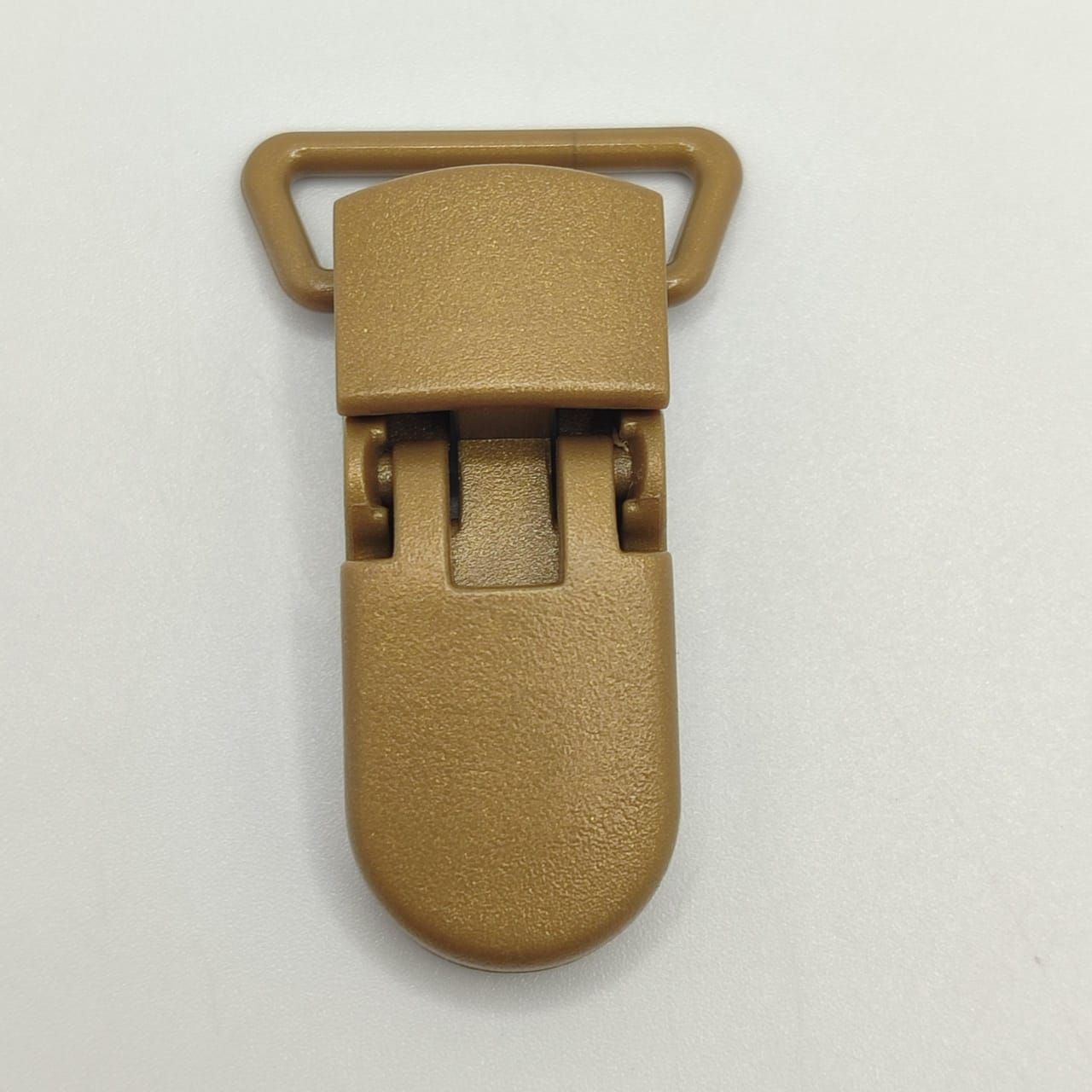 RESINA BROCHE PORTA CHUPON DORADO OSCURO